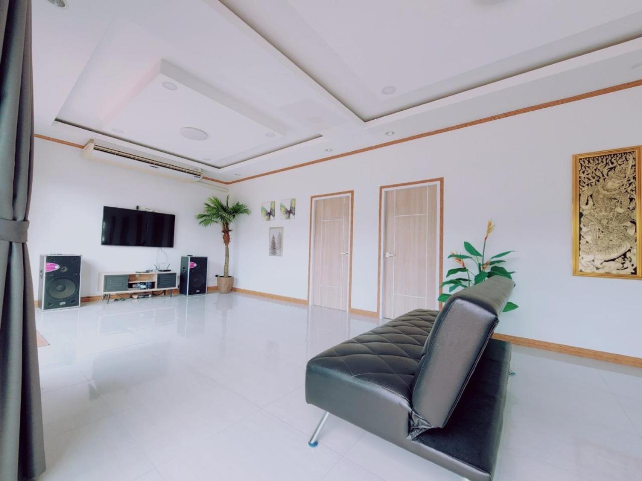 Three-Bedroom House - Photo 4