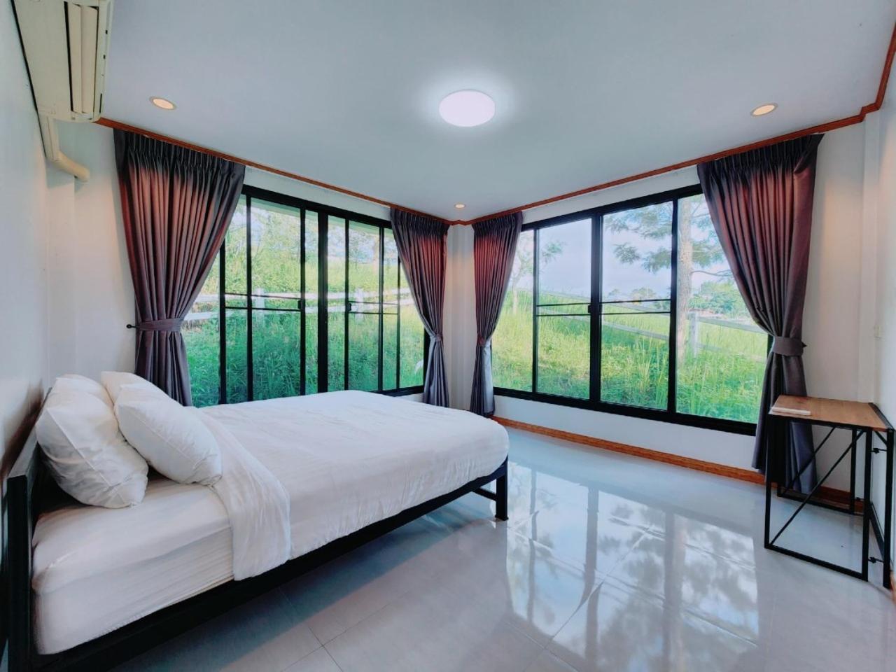 Three-Bedroom House - Photo 6