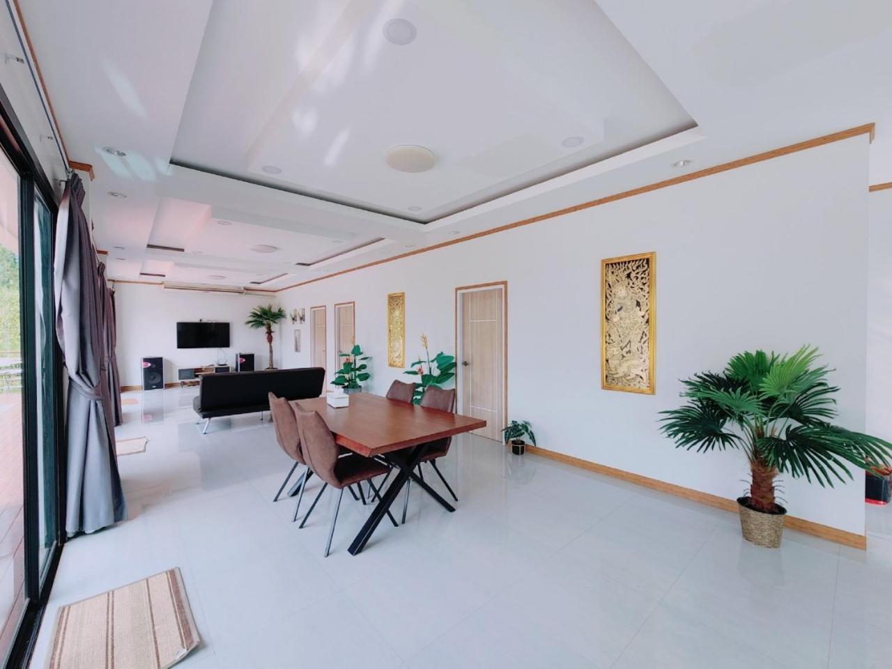 Three-Bedroom House - Photo 9