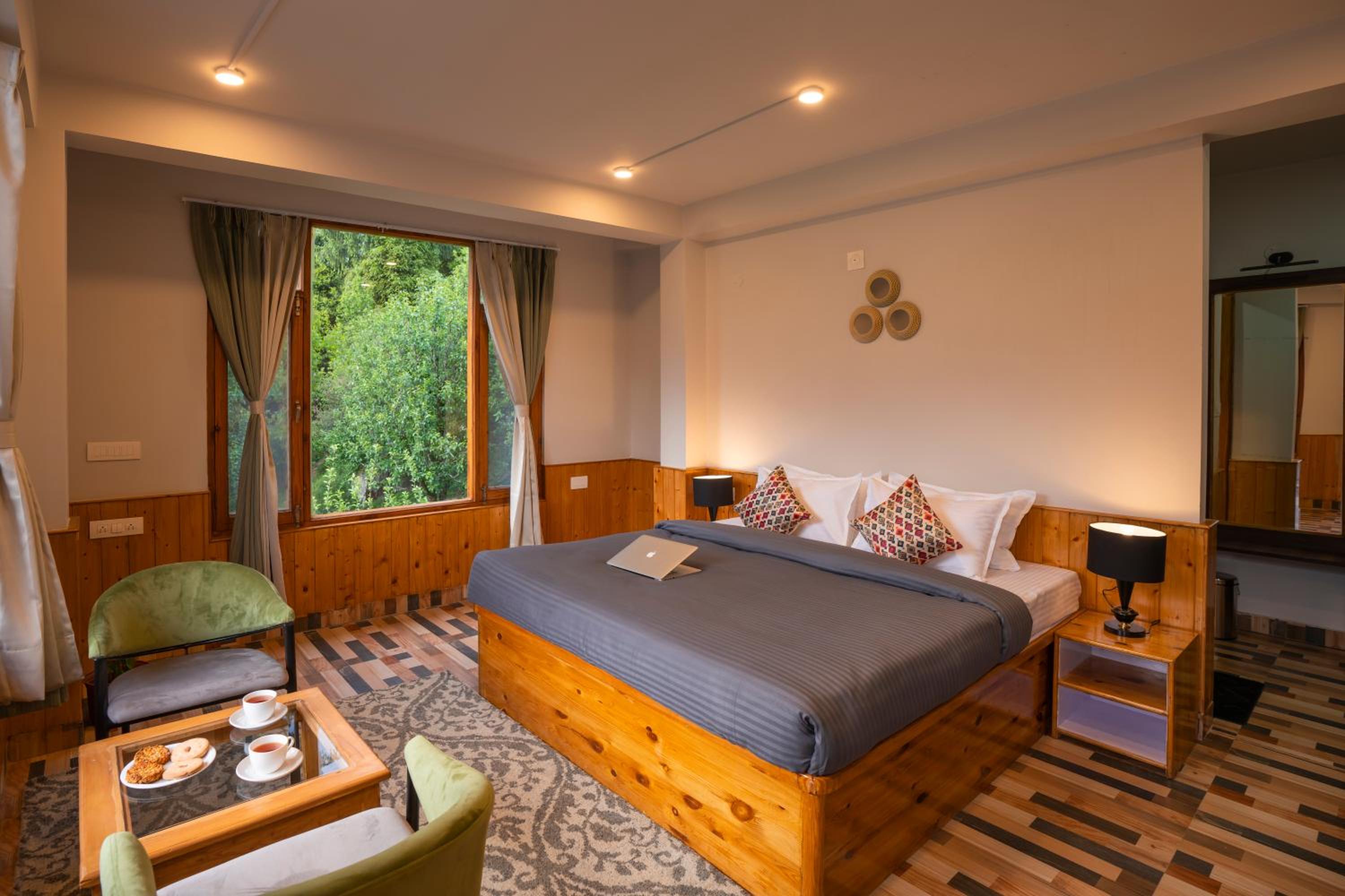 Deluxe Double Room with Balcony - Photo 17