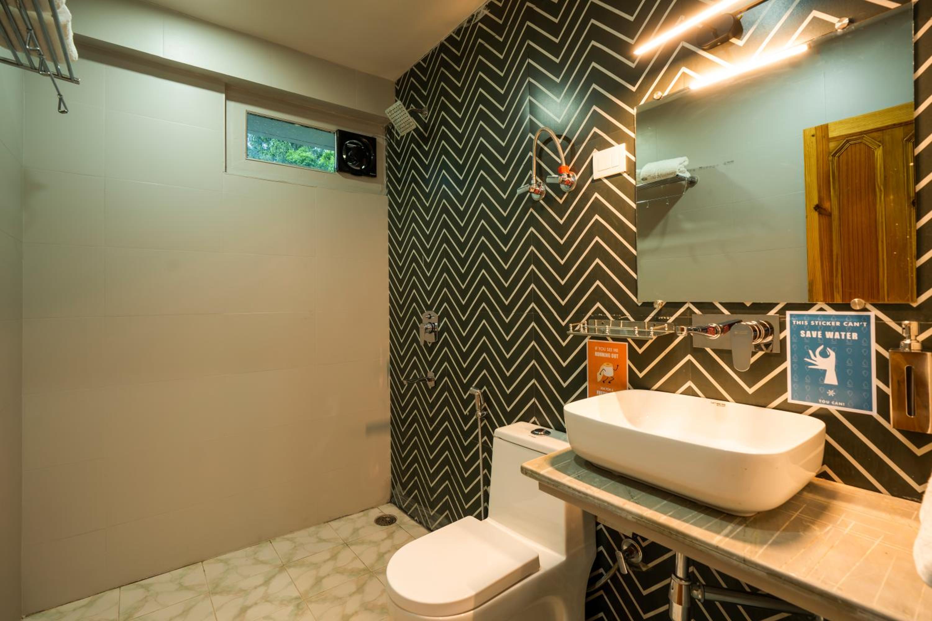 Deluxe Double Room with Balcony - Photo 16