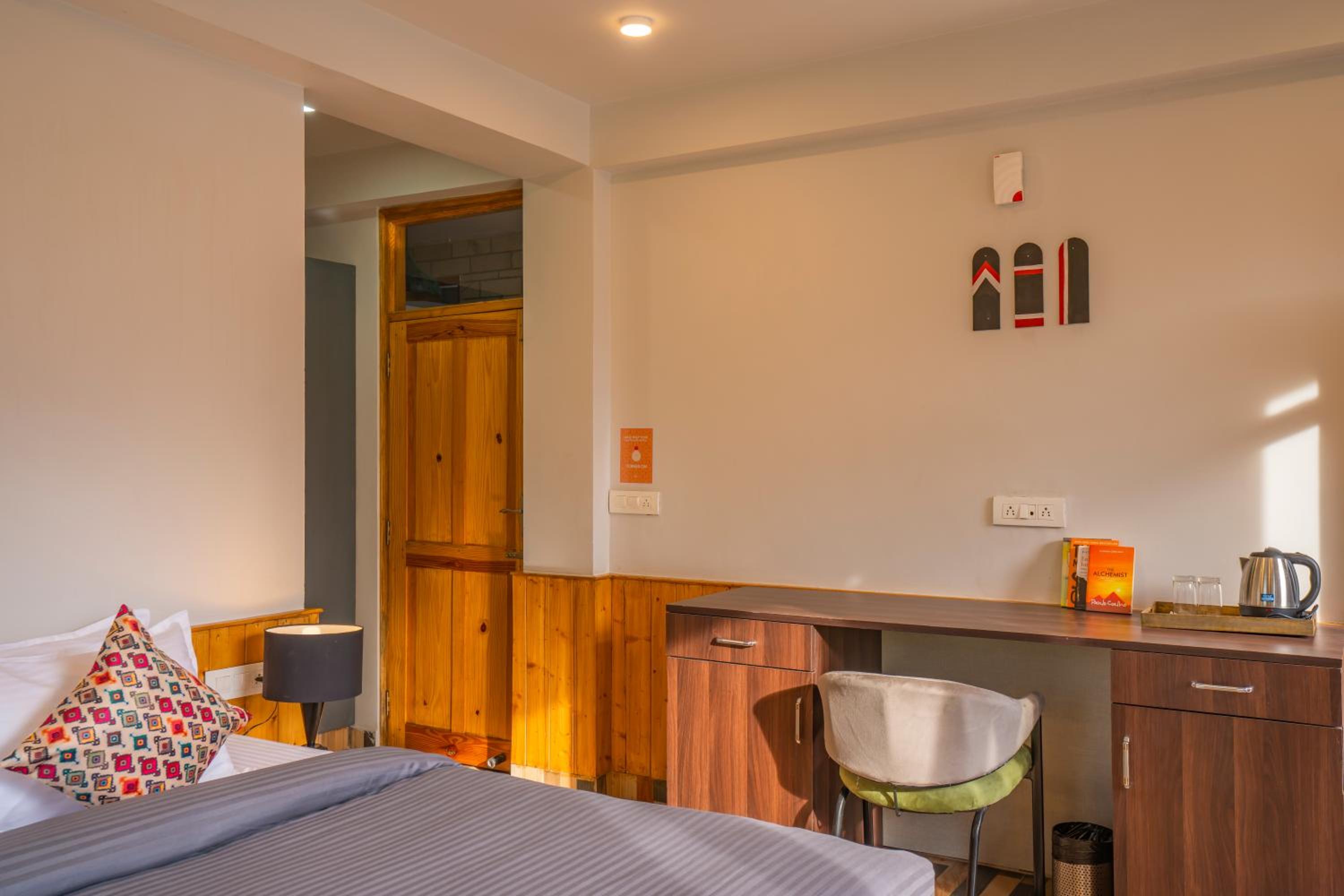 Deluxe Double Room with Balcony - Photo 3