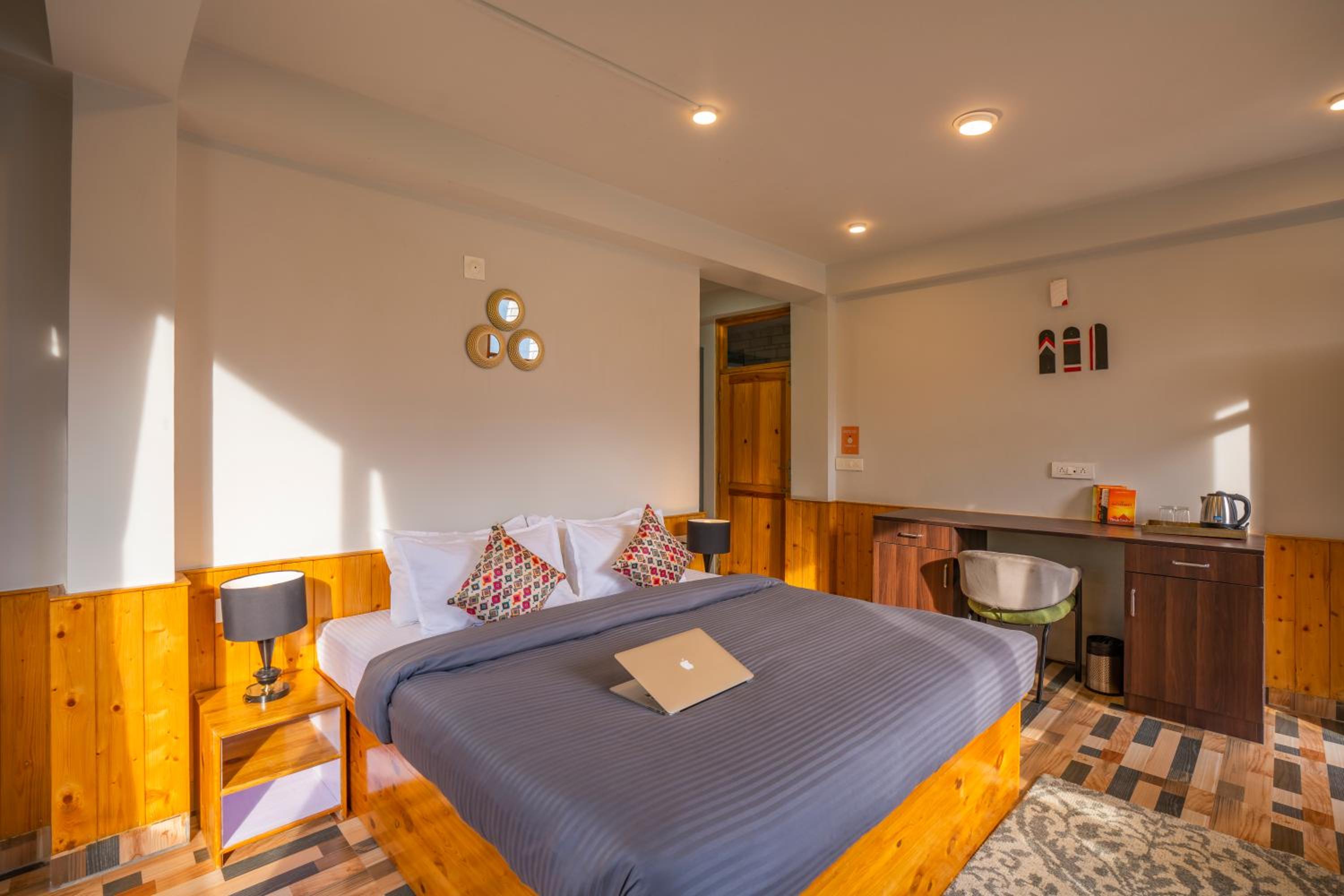 Deluxe Double Room with Balcony - Photo 4