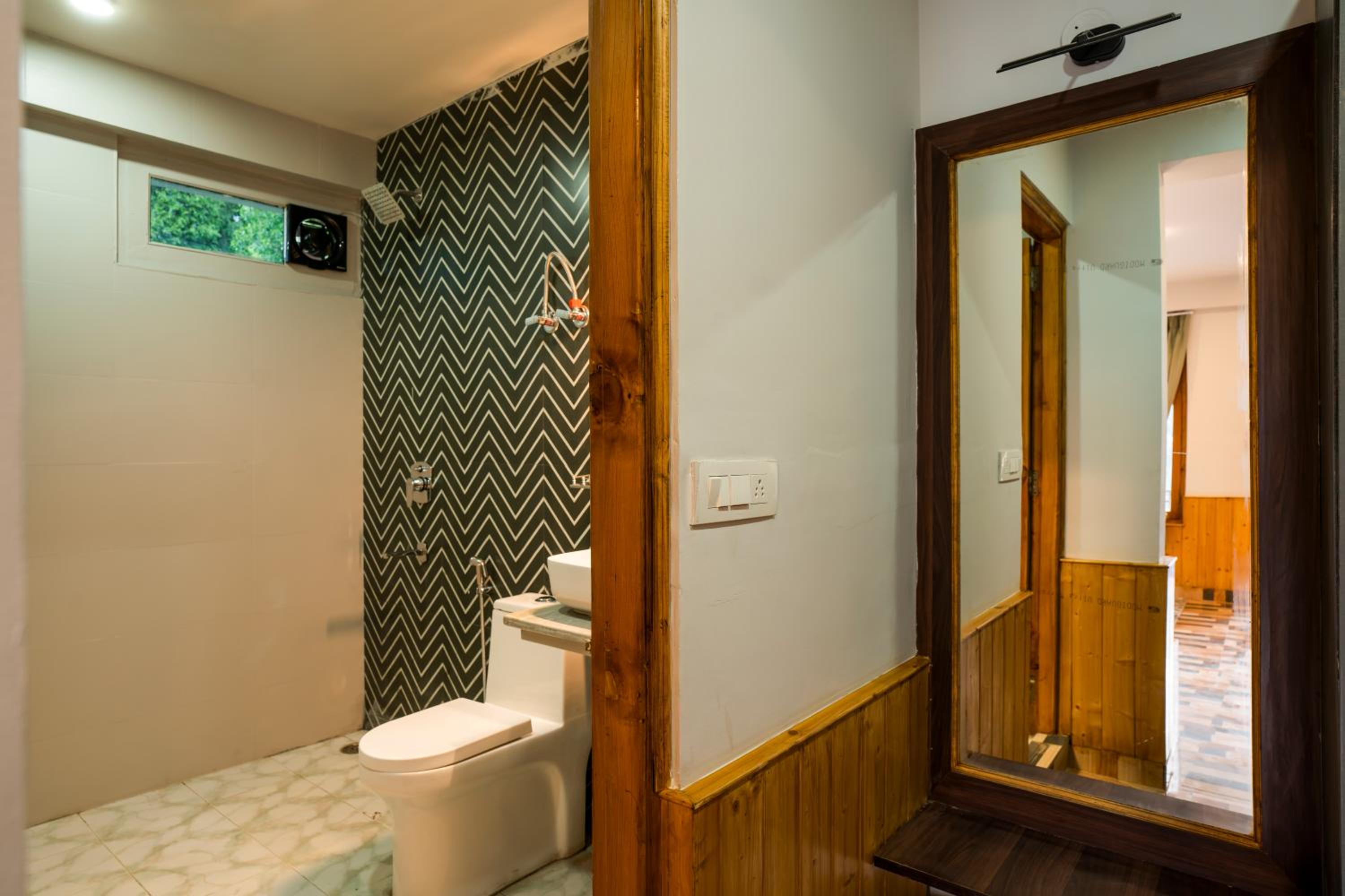 Deluxe Double Room with Balcony - Photo 6
