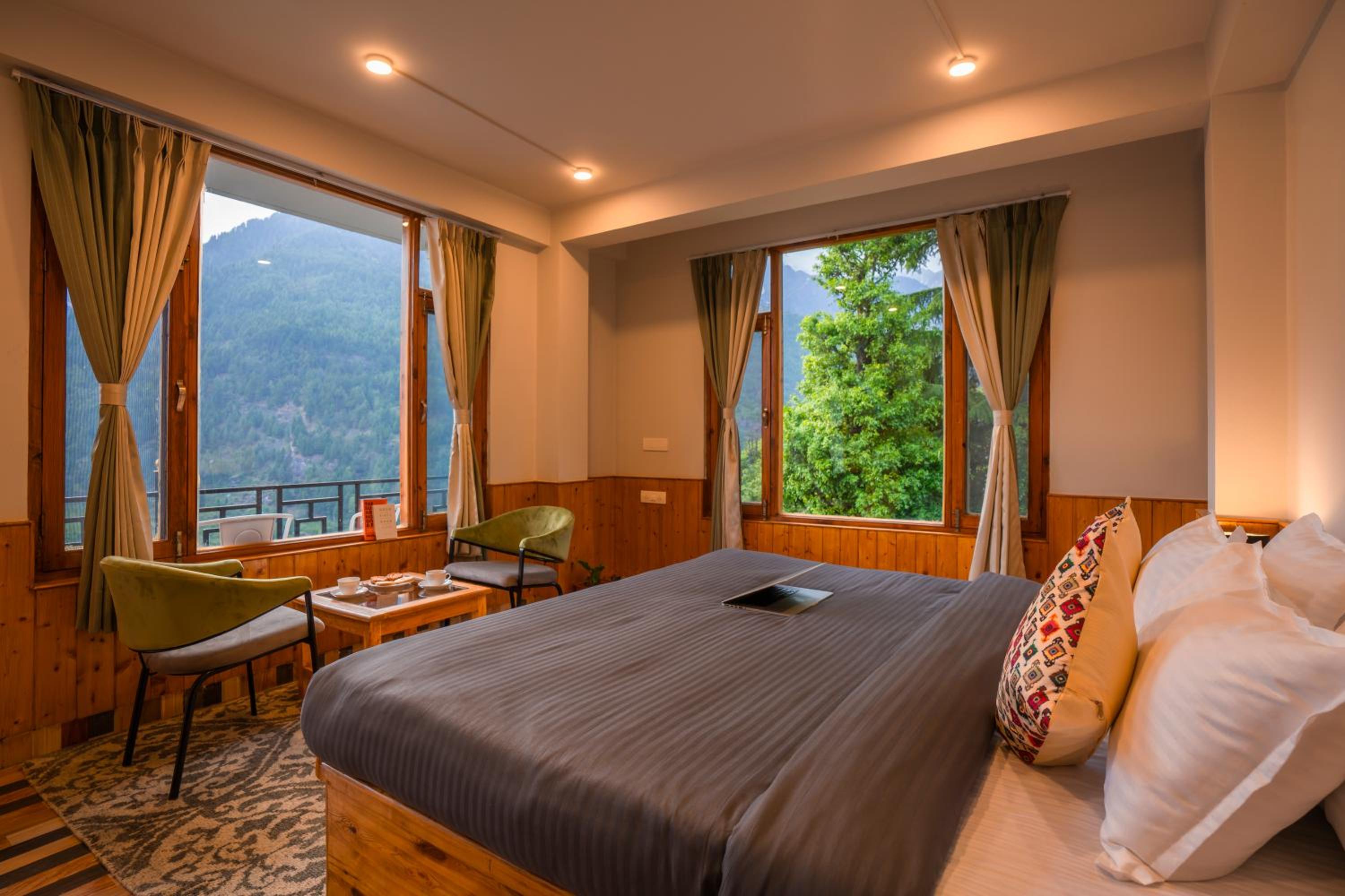 Deluxe Double Room with Balcony - Photo 7