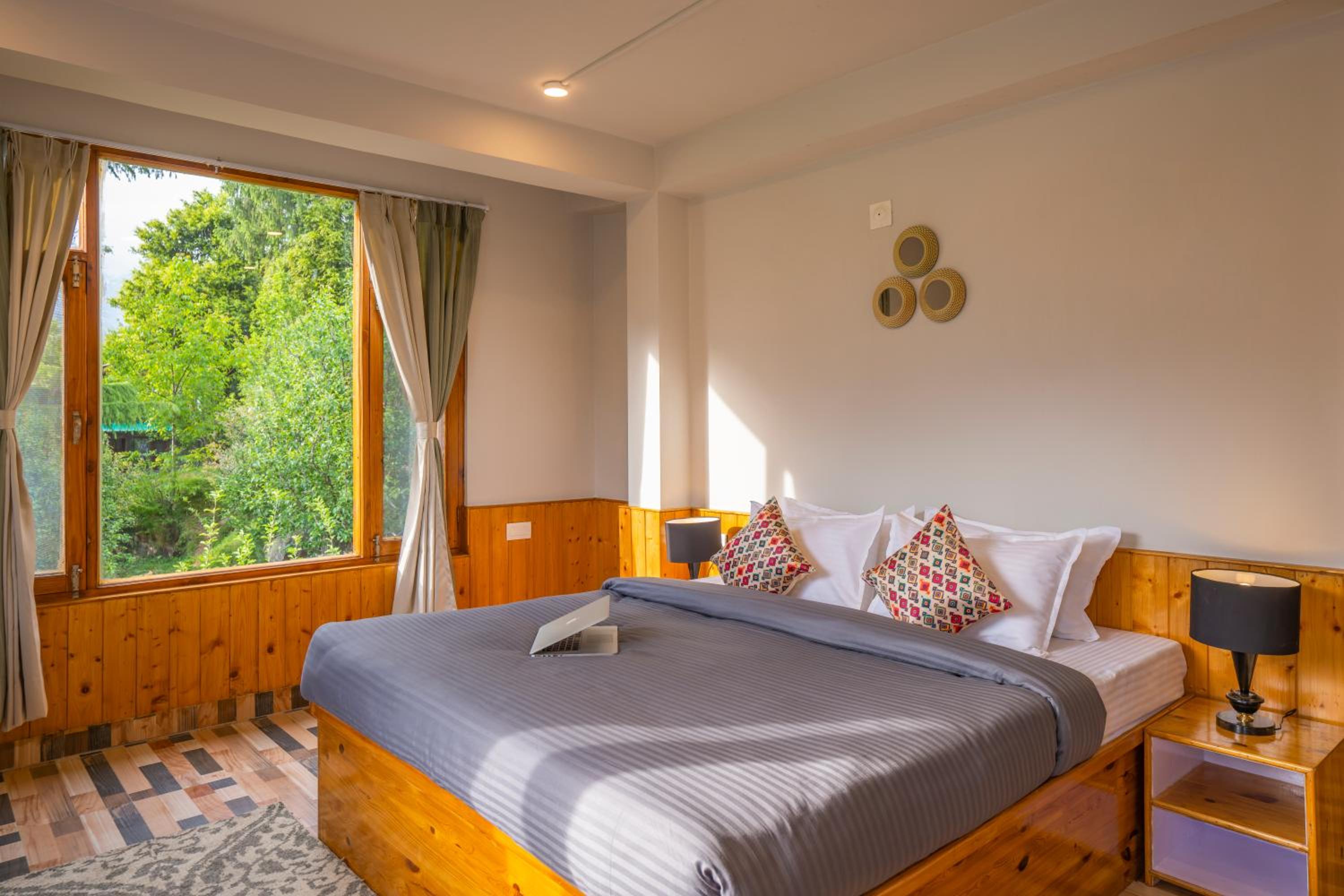 Deluxe Double Room with Balcony - Photo 9