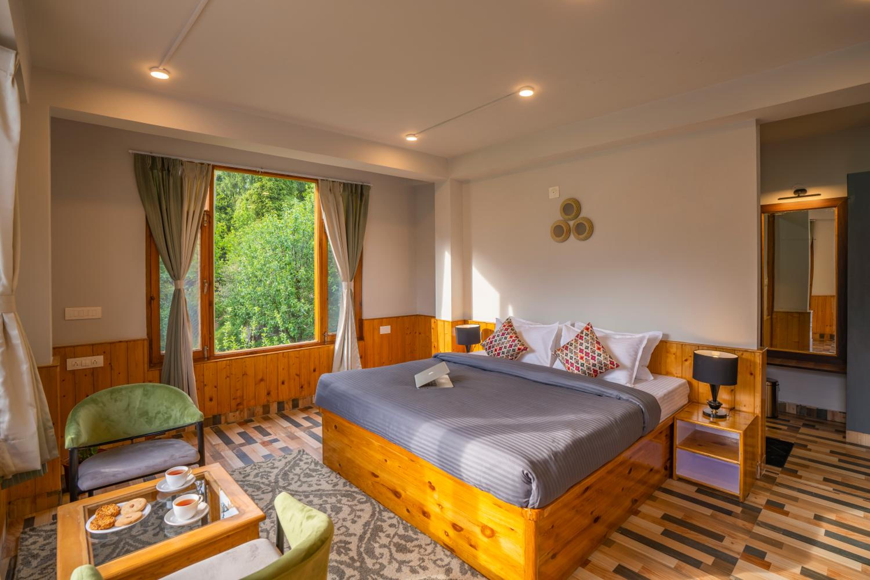 Deluxe Double Room with Balcony - Photo 10