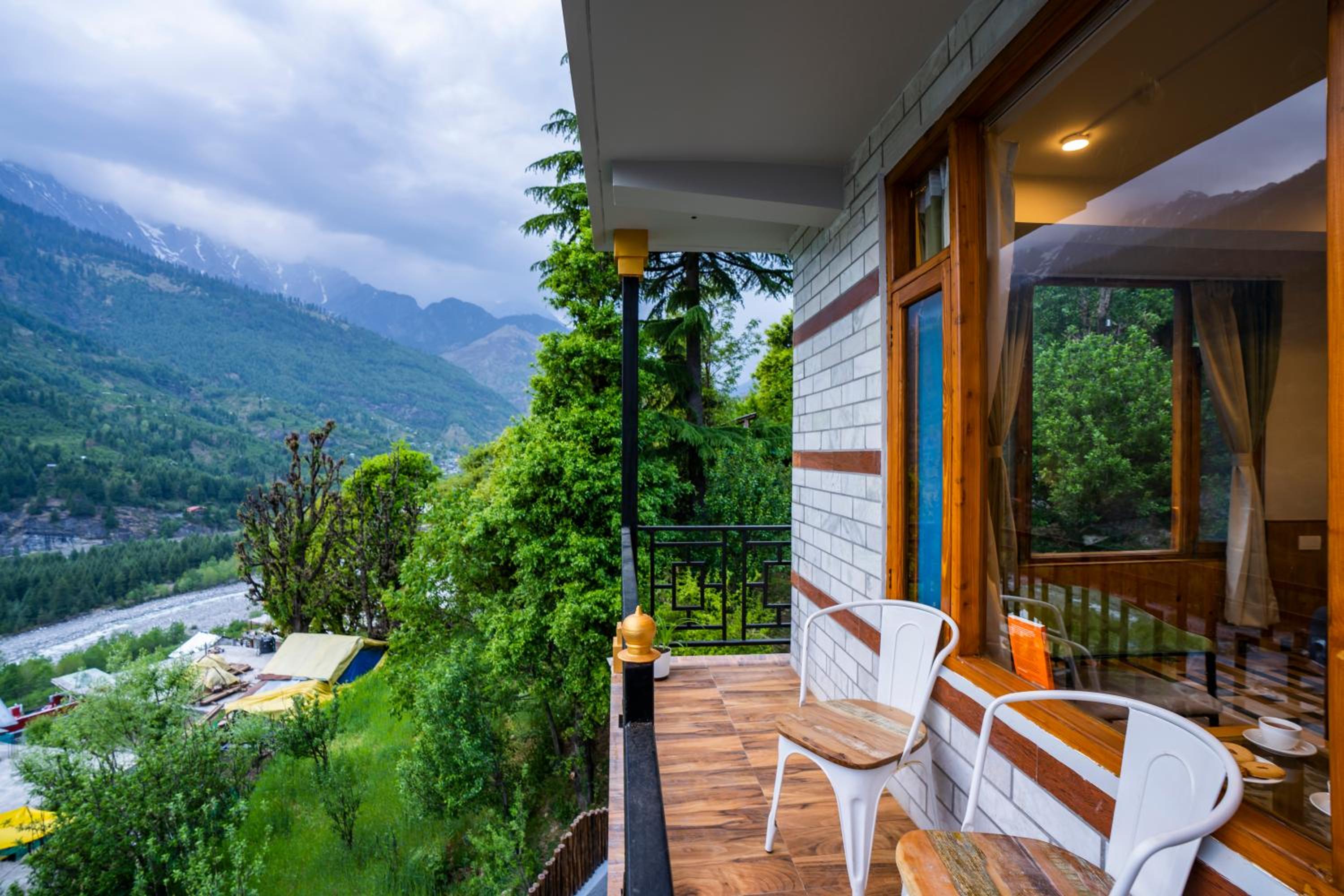 Deluxe Double Room with Balcony - Photo 11