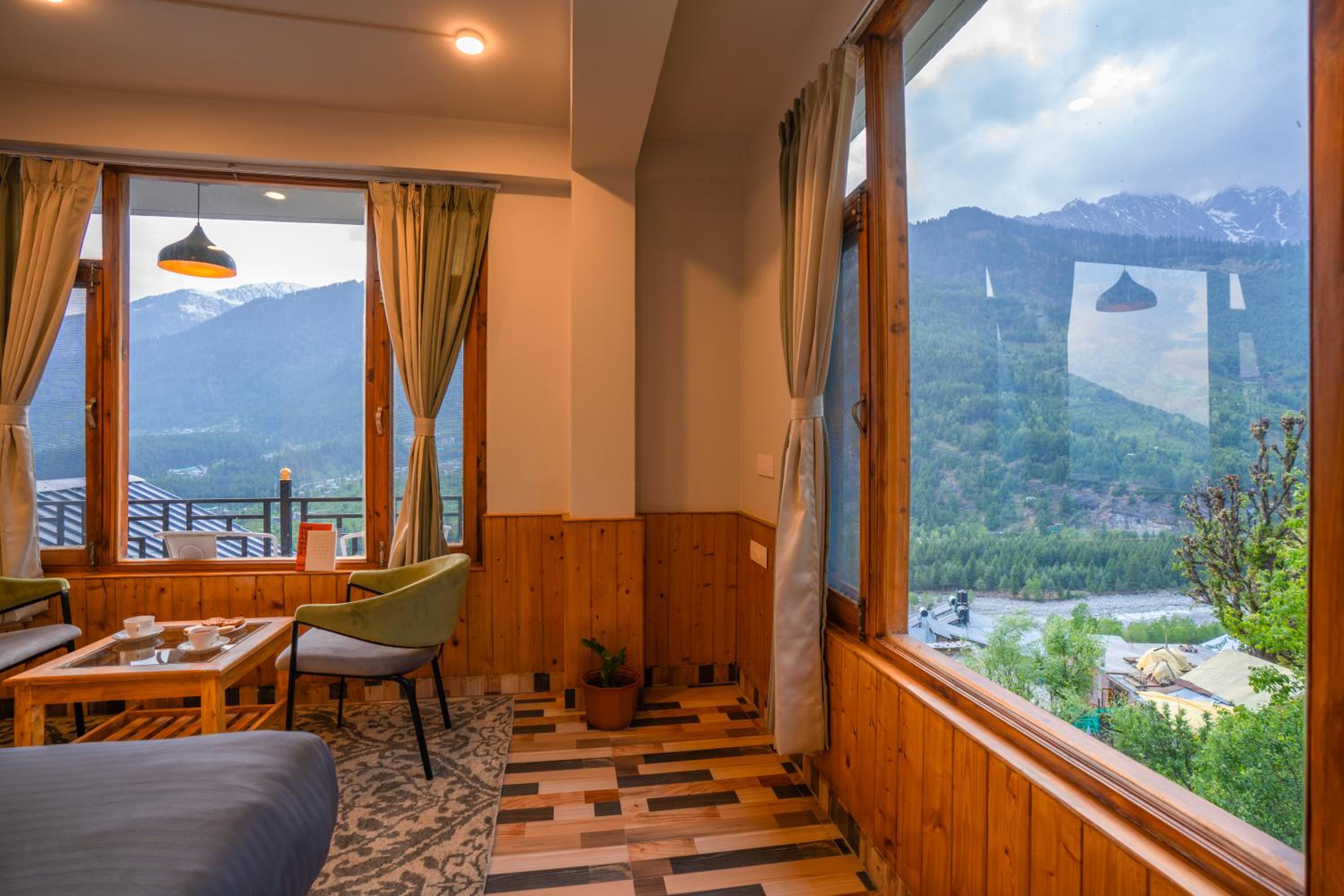 Deluxe Double Room with Balcony - Photo 8