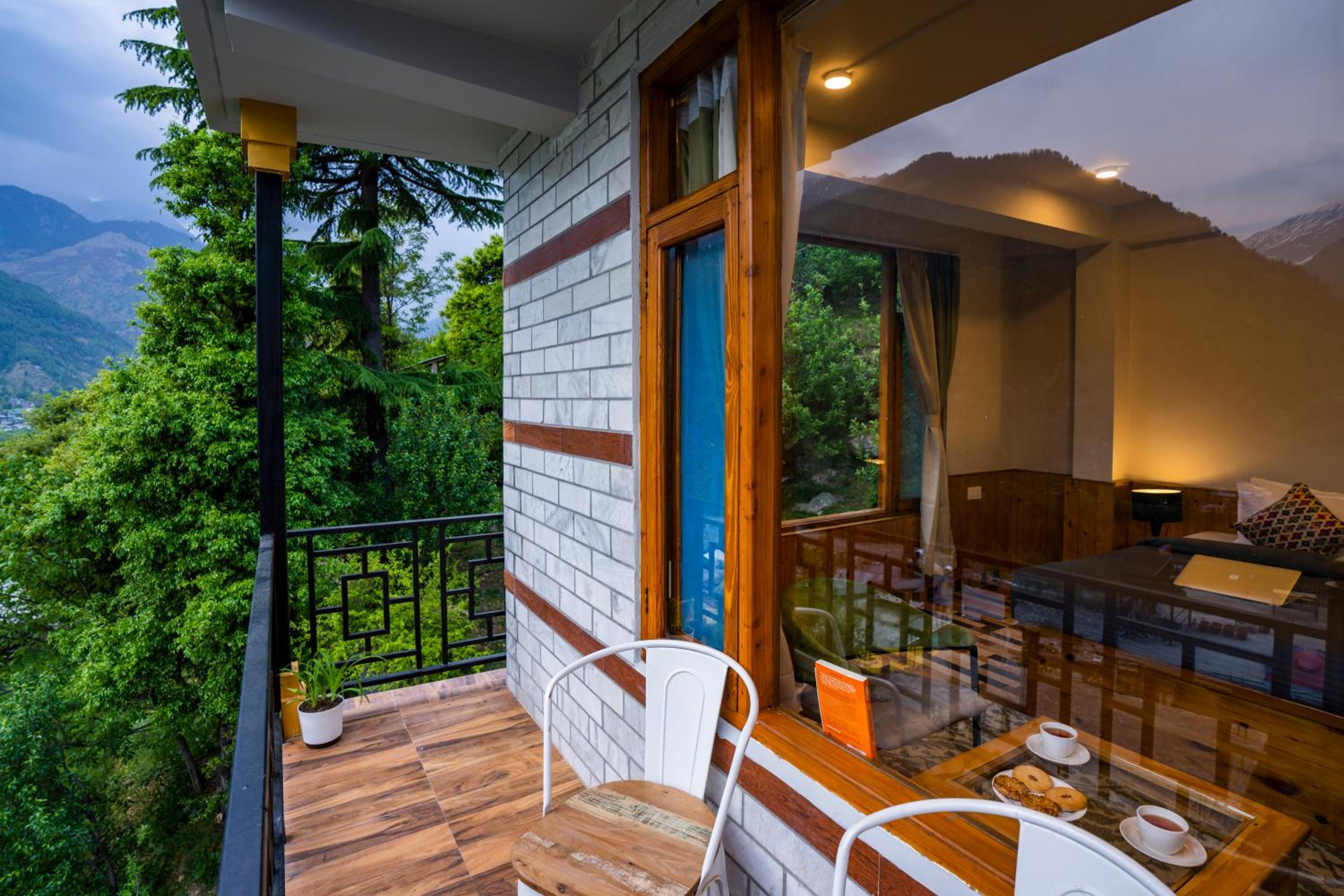 Deluxe Double Room with Balcony - Photo 19