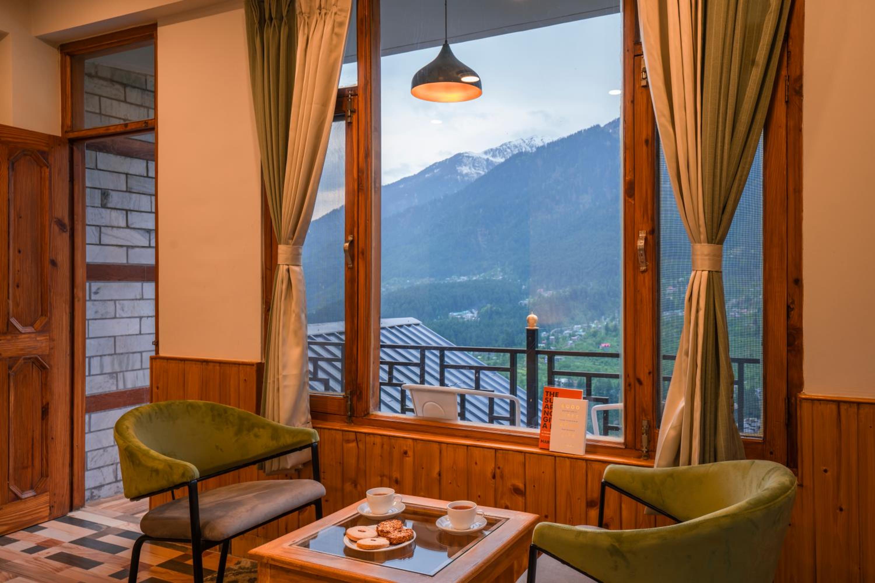 Deluxe Double Room with Balcony - Photo 18