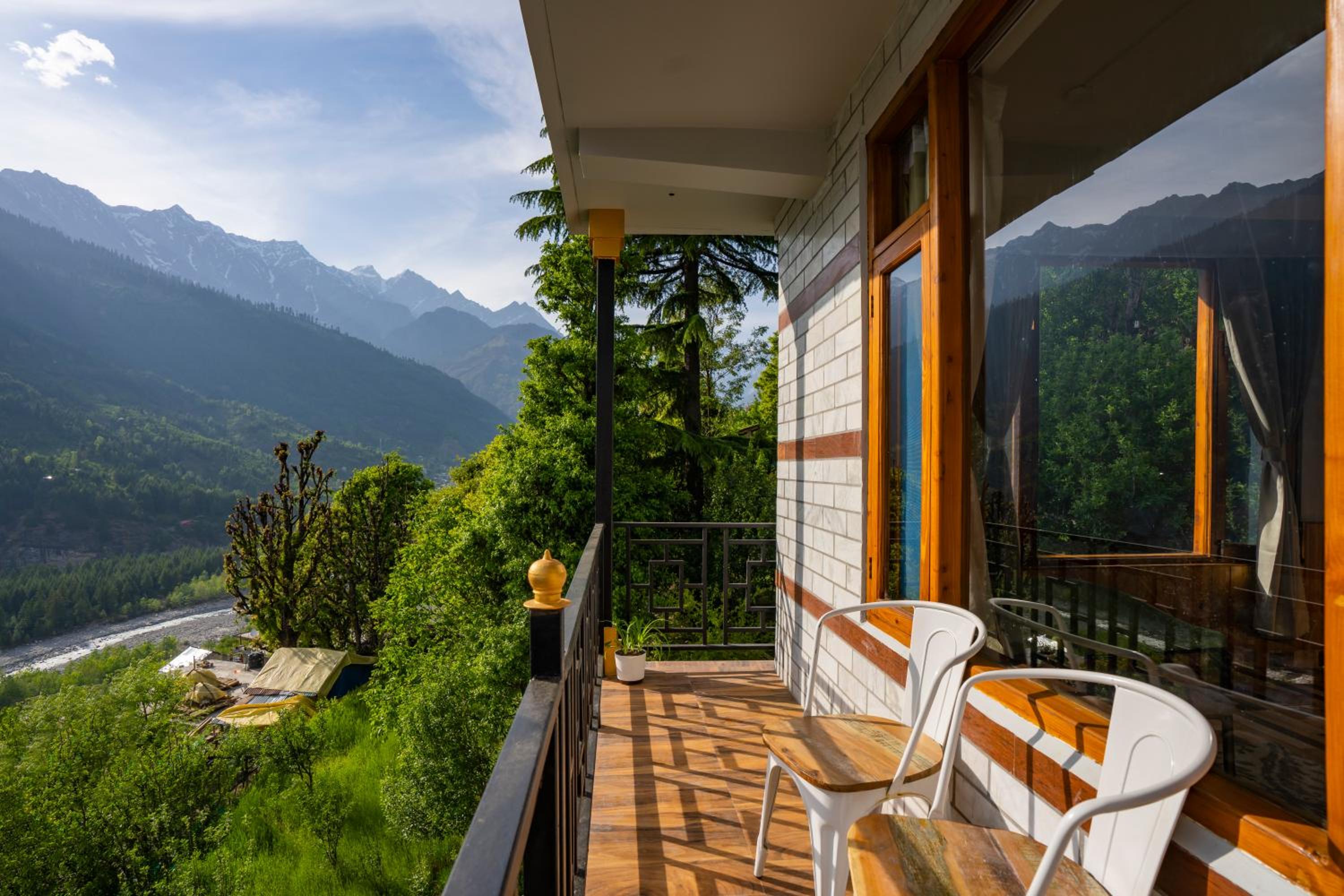 Deluxe Double Room with Balcony - Photo 12