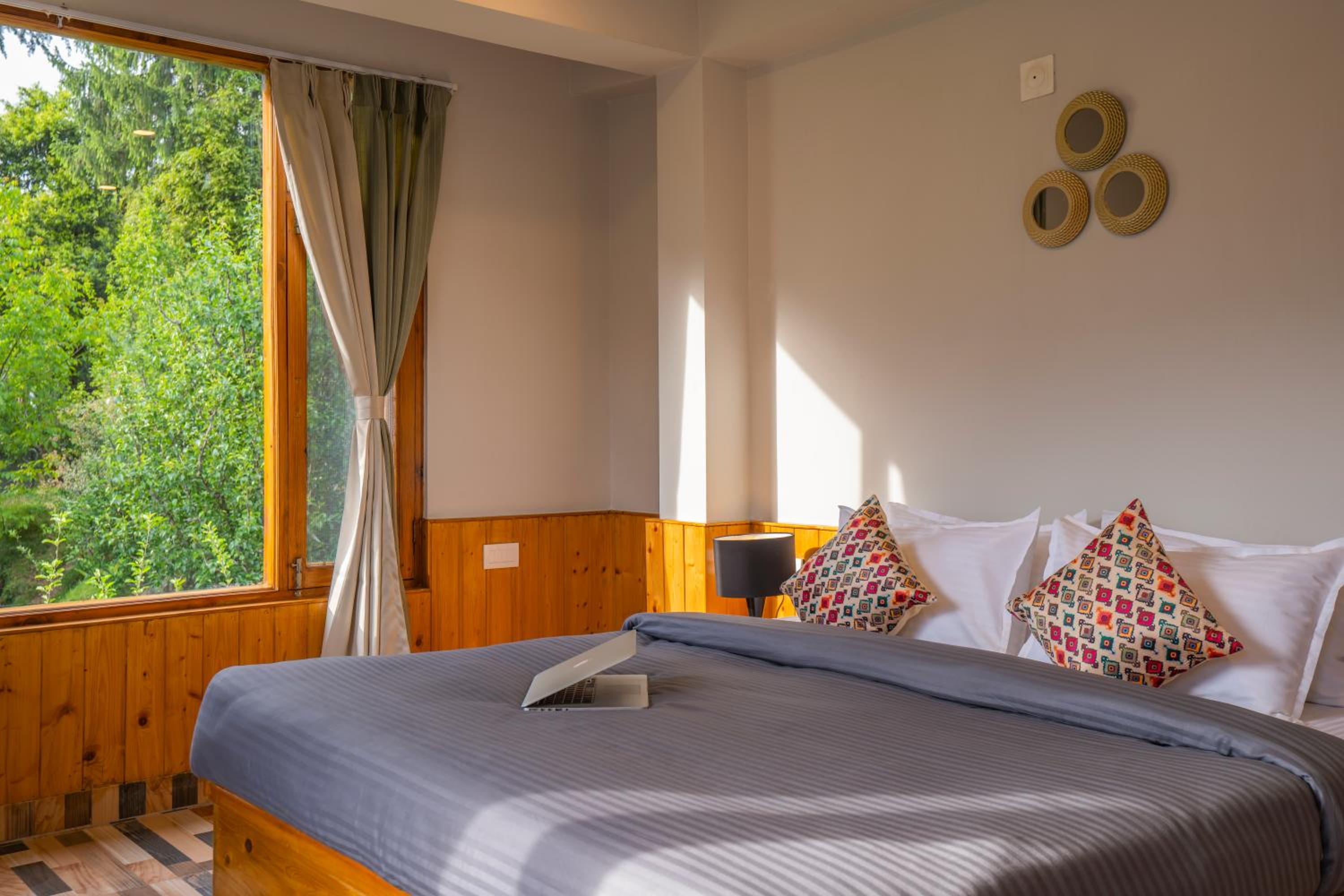 Deluxe Double Room with Balcony - Photo 13