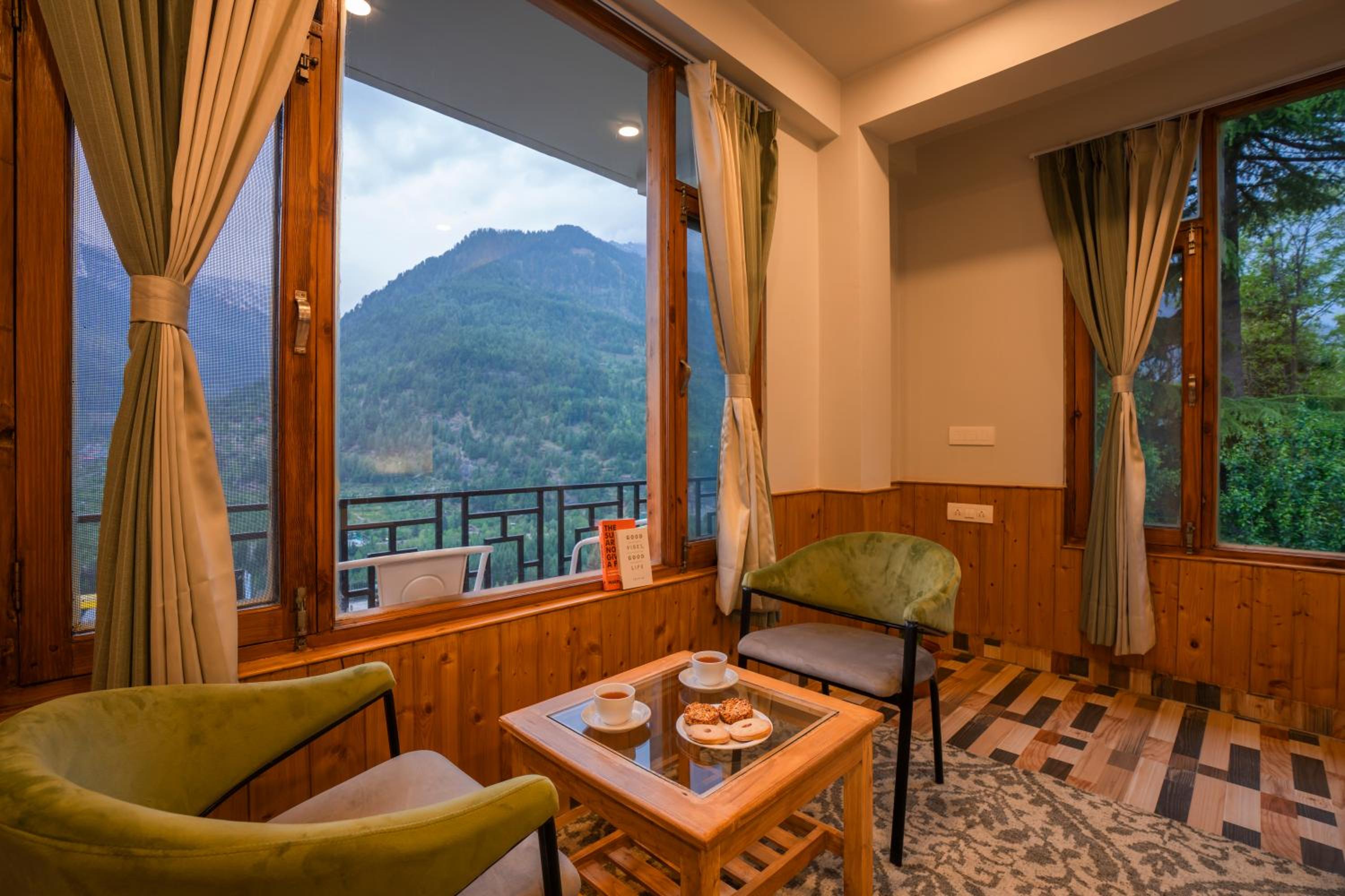Deluxe Double Room with Balcony - Photo 14
