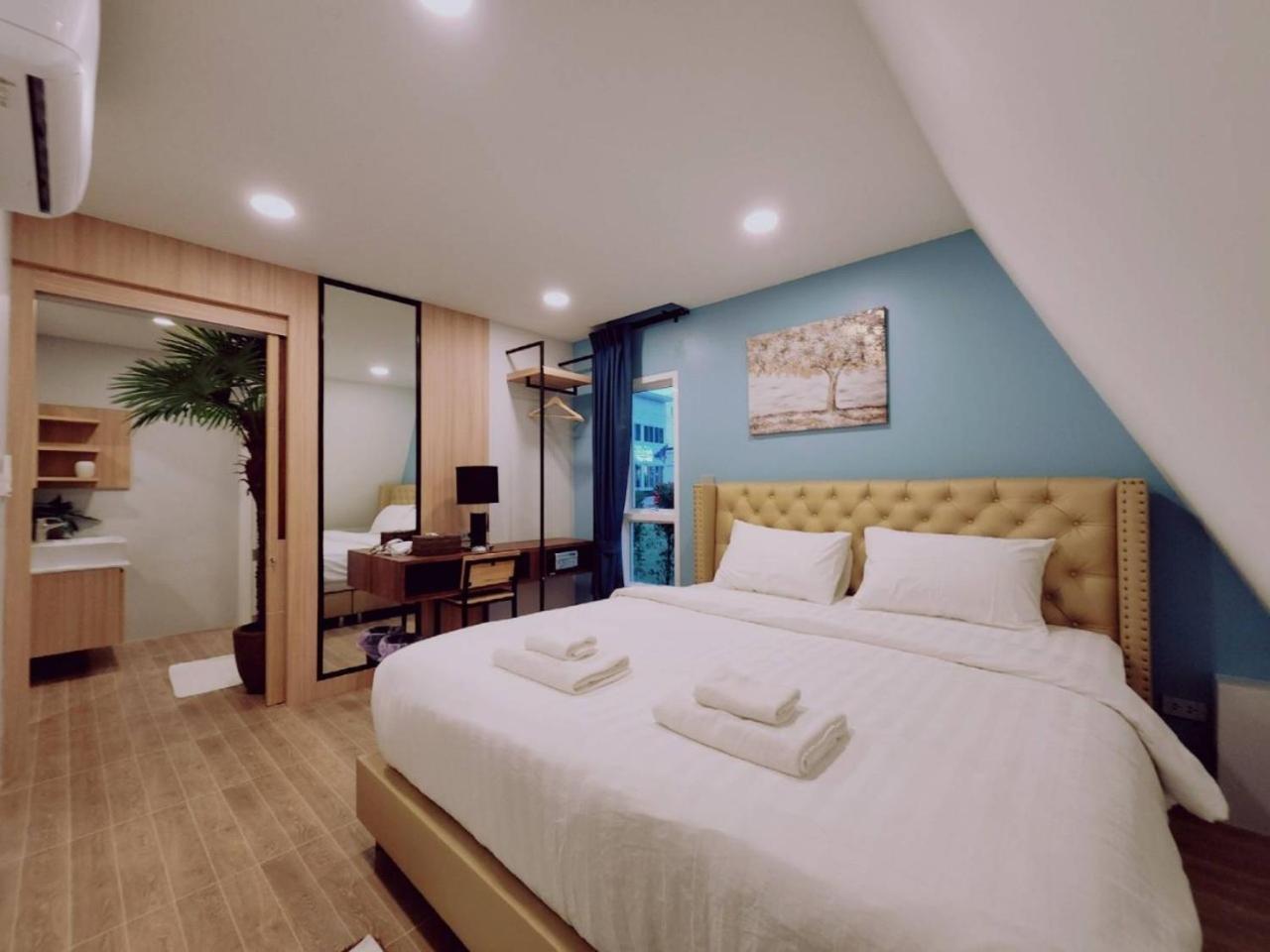 Family Room with Mountain View - Photo 5