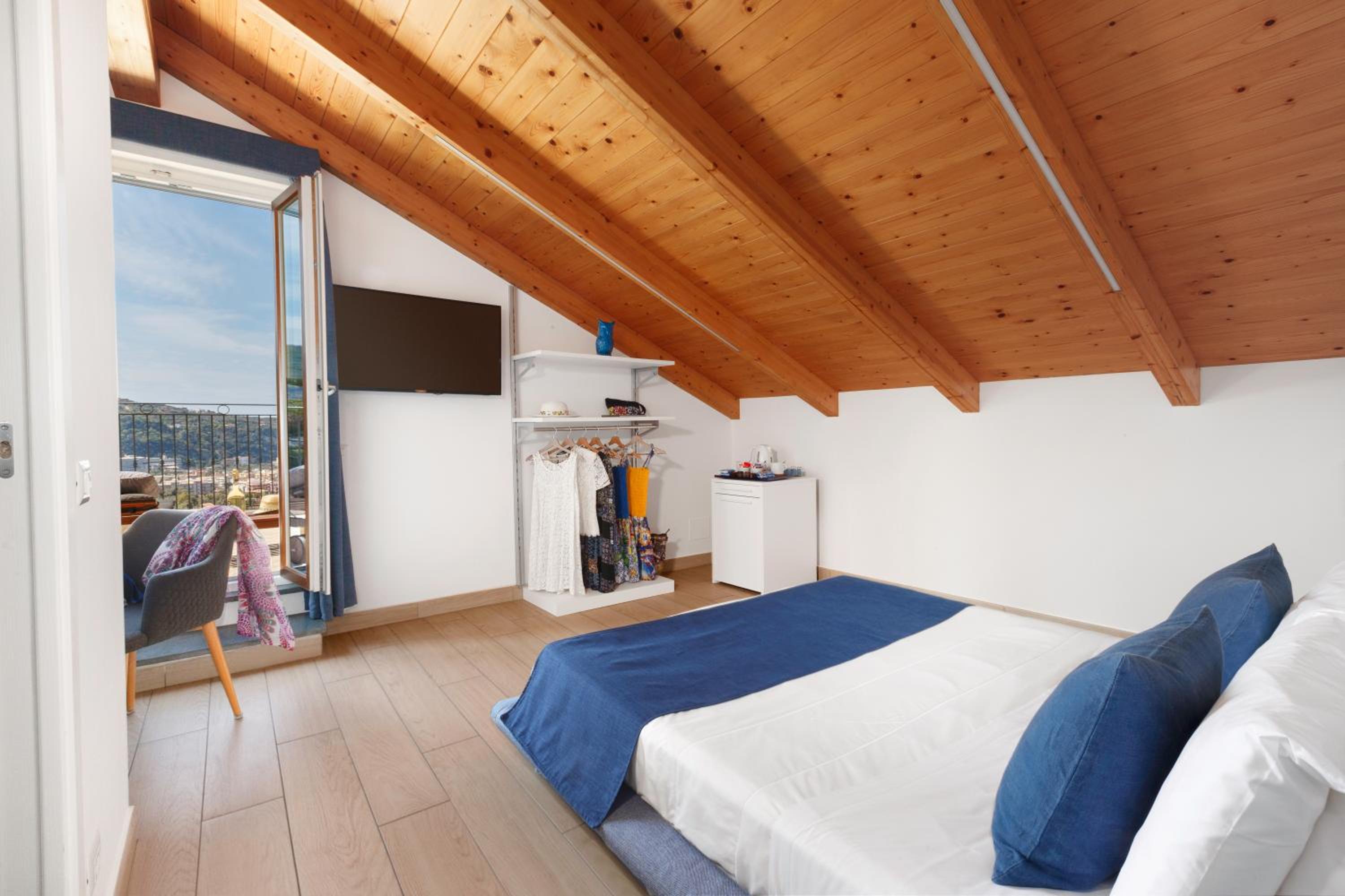 Junior Suite with Sea View - Photo 3