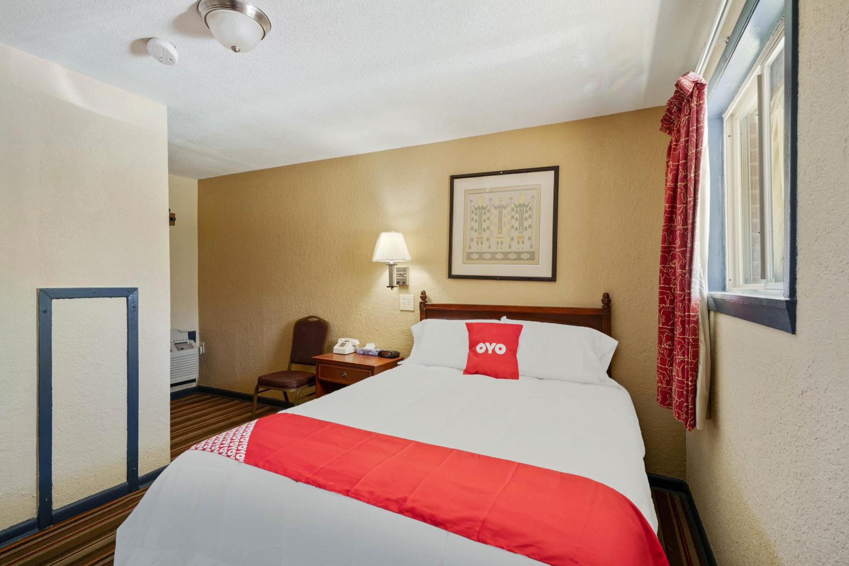 Queen Bed Non-Smoking - Photo 10