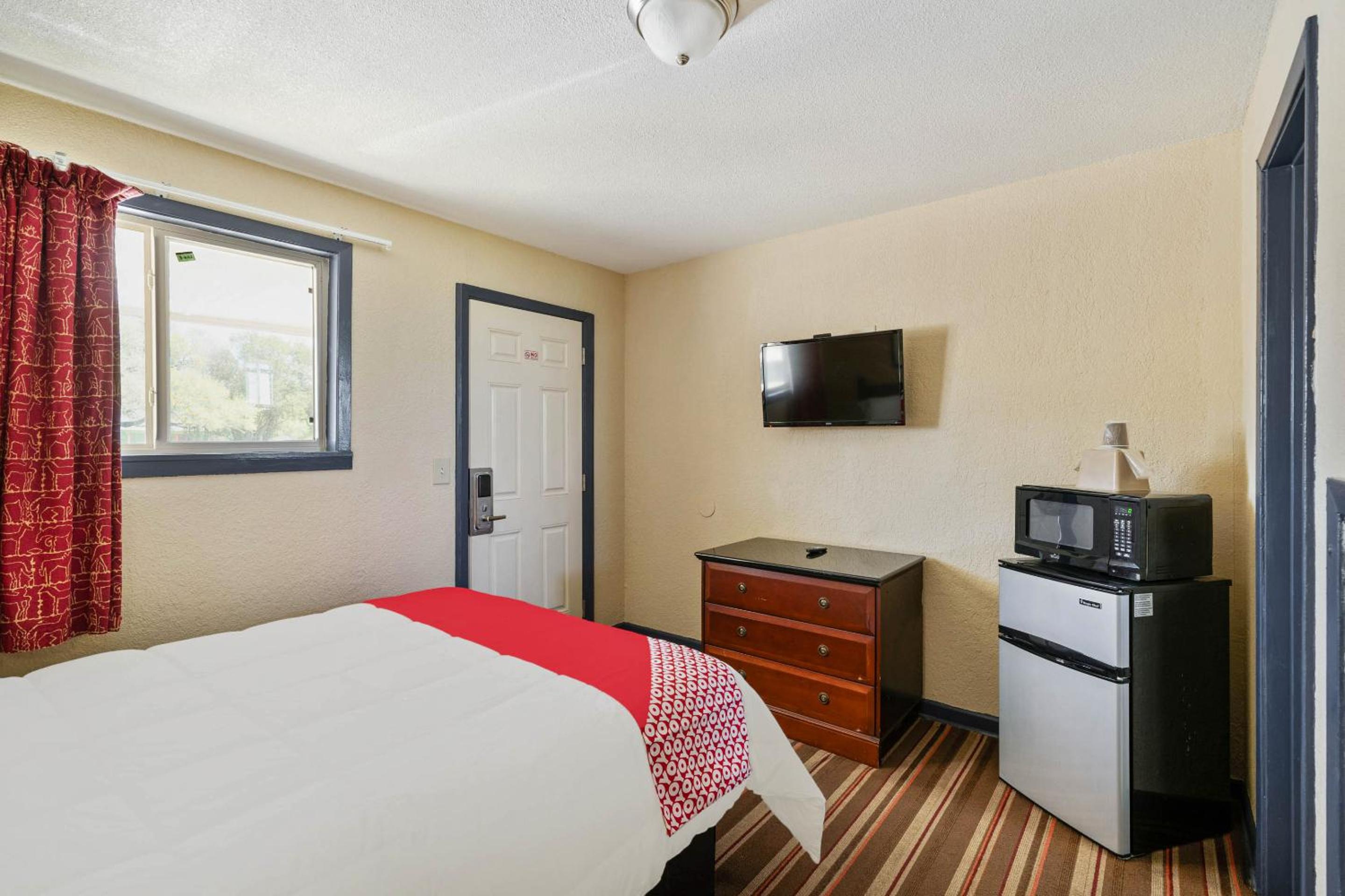 Queen Bed Non-Smoking - Photo 6
