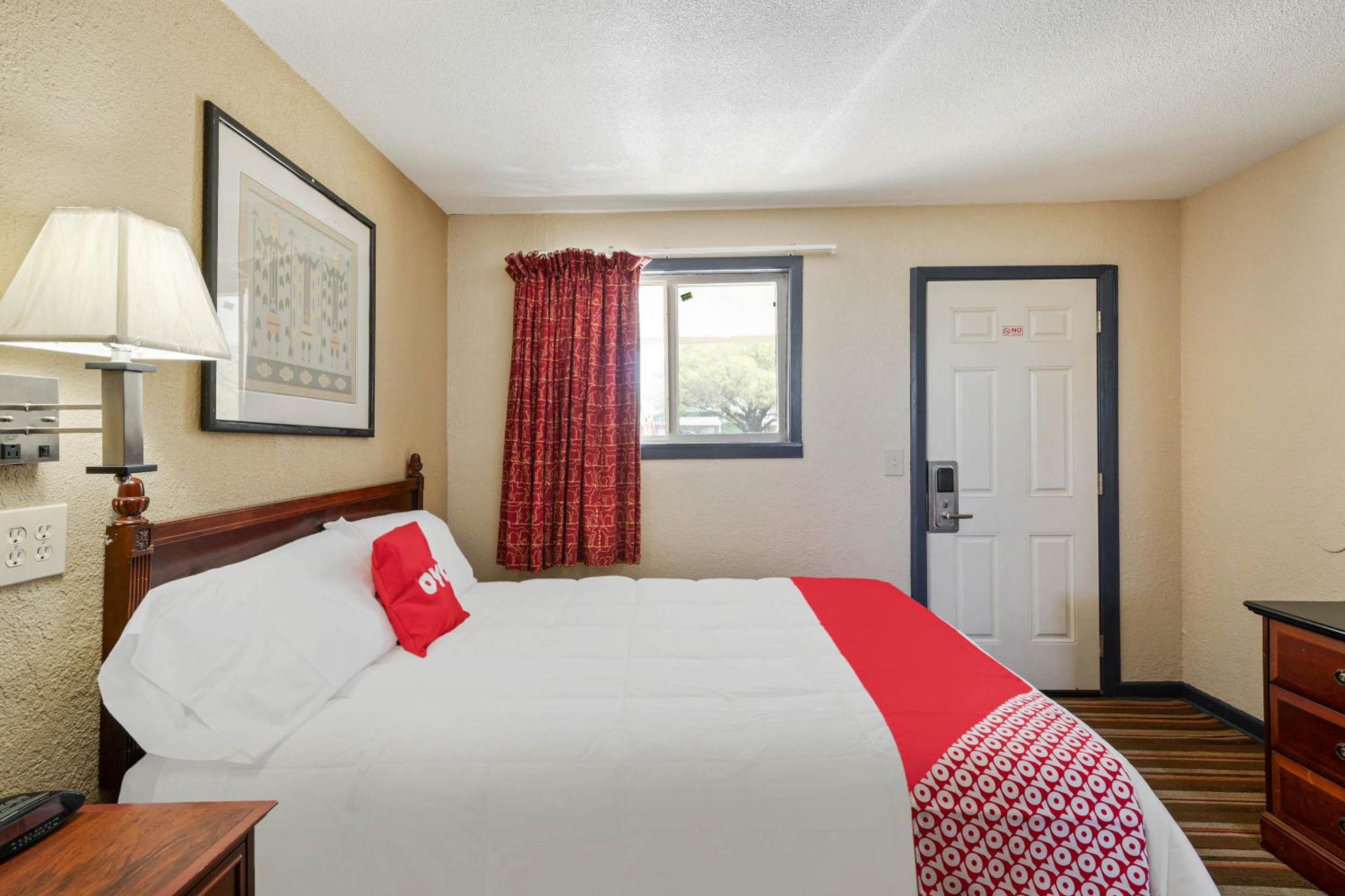 Queen Bed Non-Smoking - Photo 3