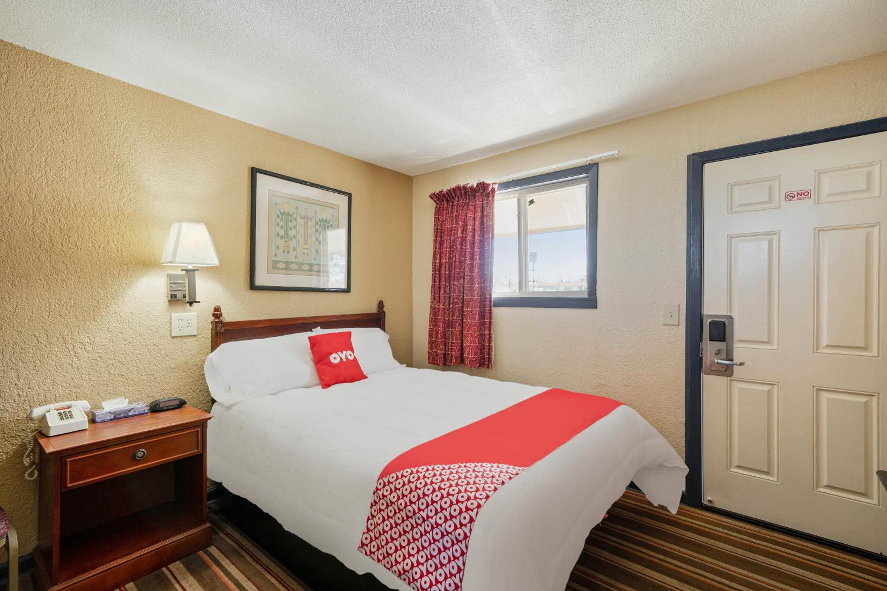 Queen Bed Non-Smoking - Photo 1