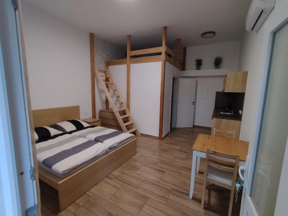 One-Bedroom Apartment photo 1
