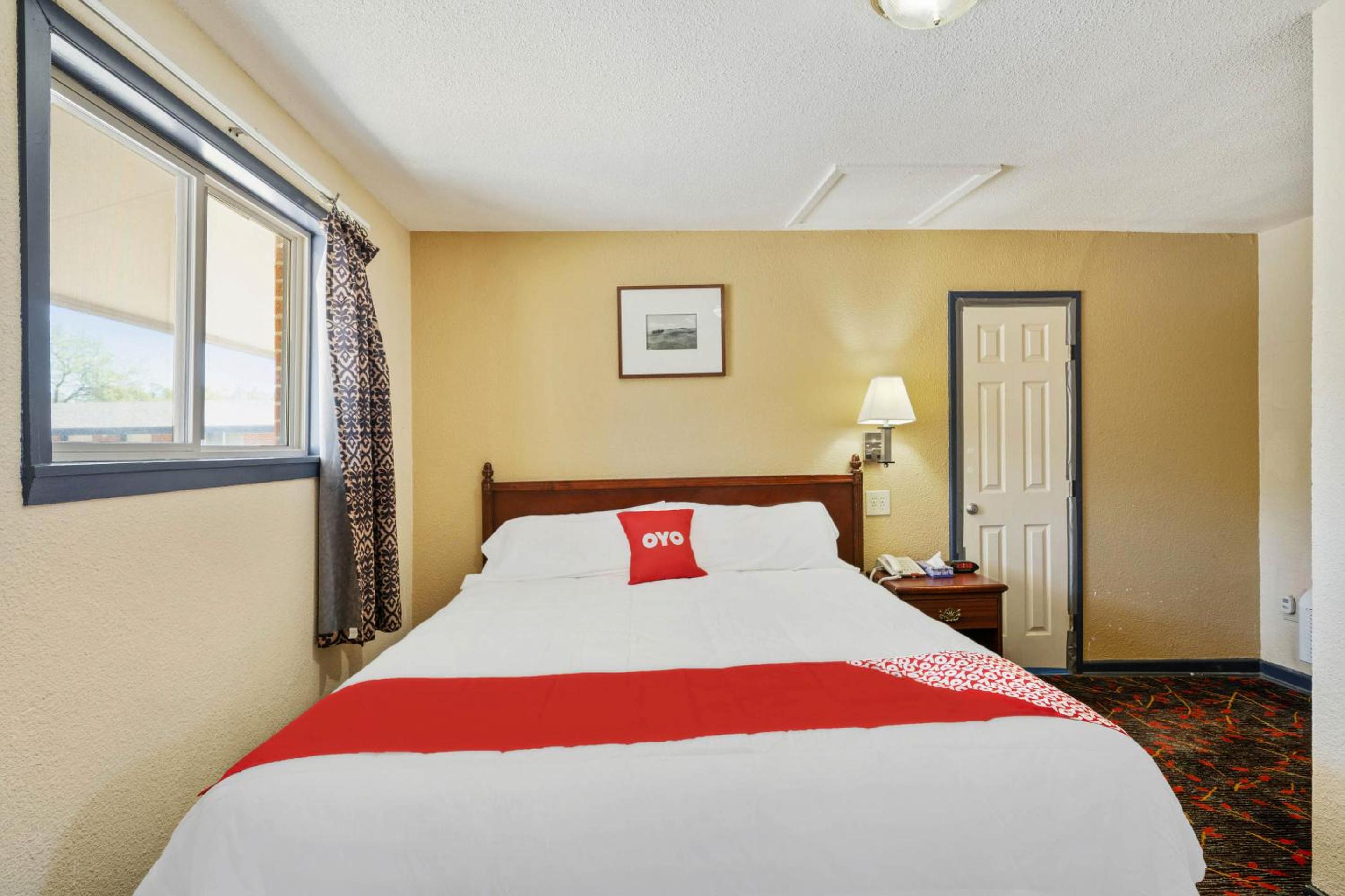 King Bed Non-Smoking - Photo 10