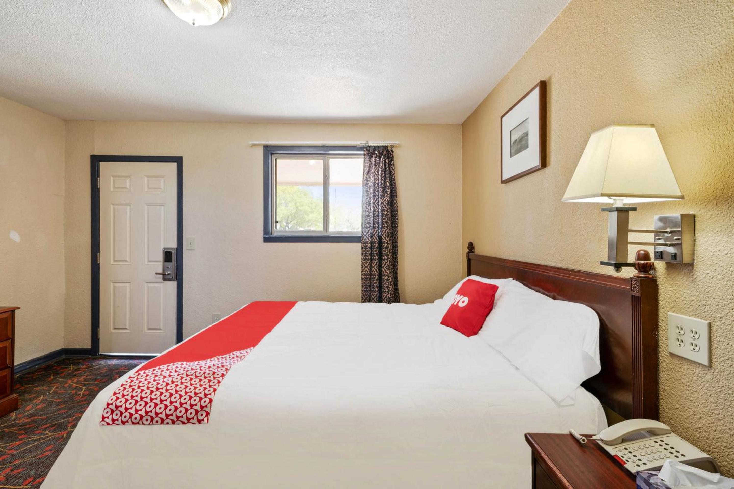 King Bed Non-Smoking - Photo 7