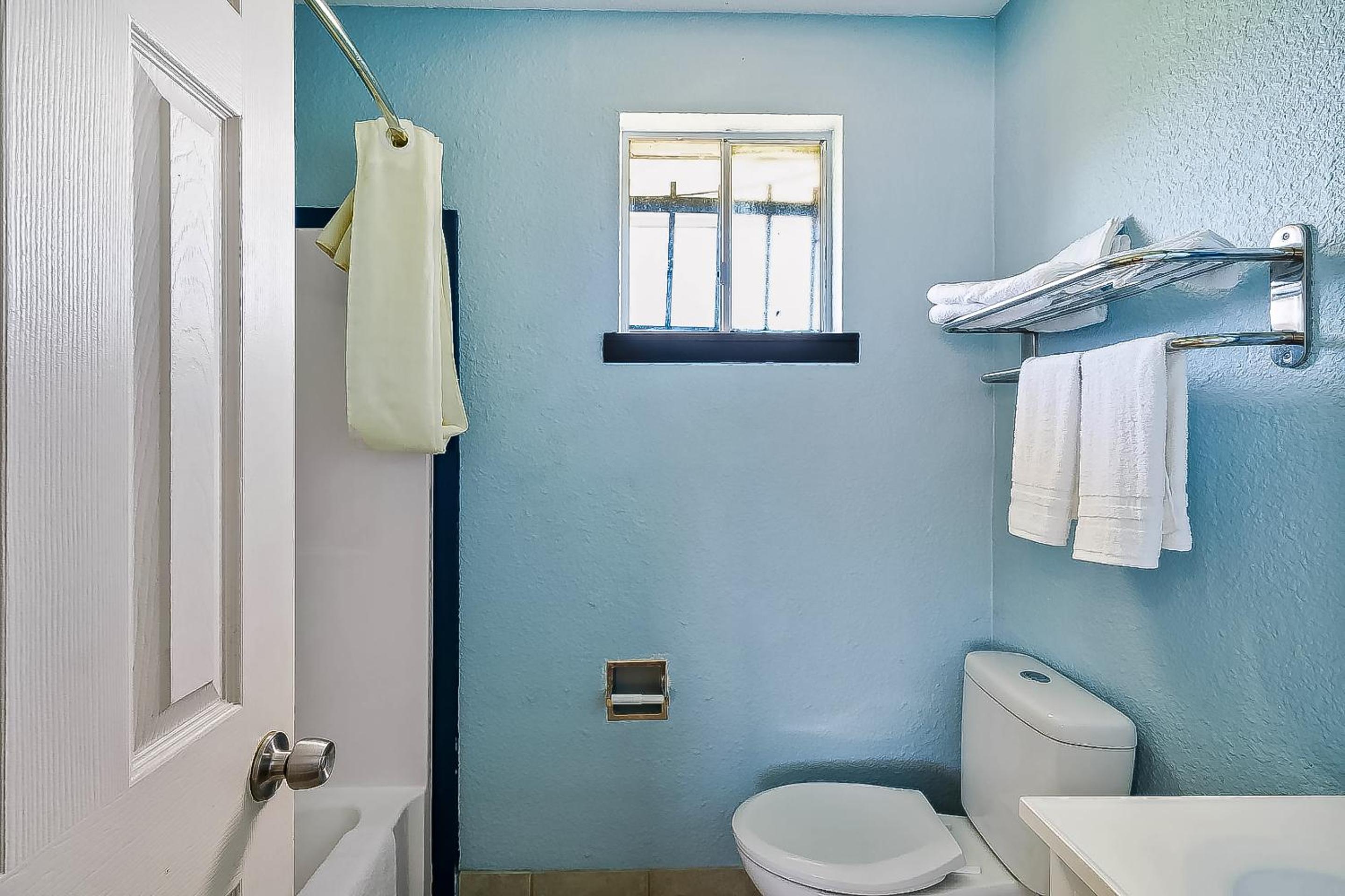 King Bed Non-Smoking - Photo 8