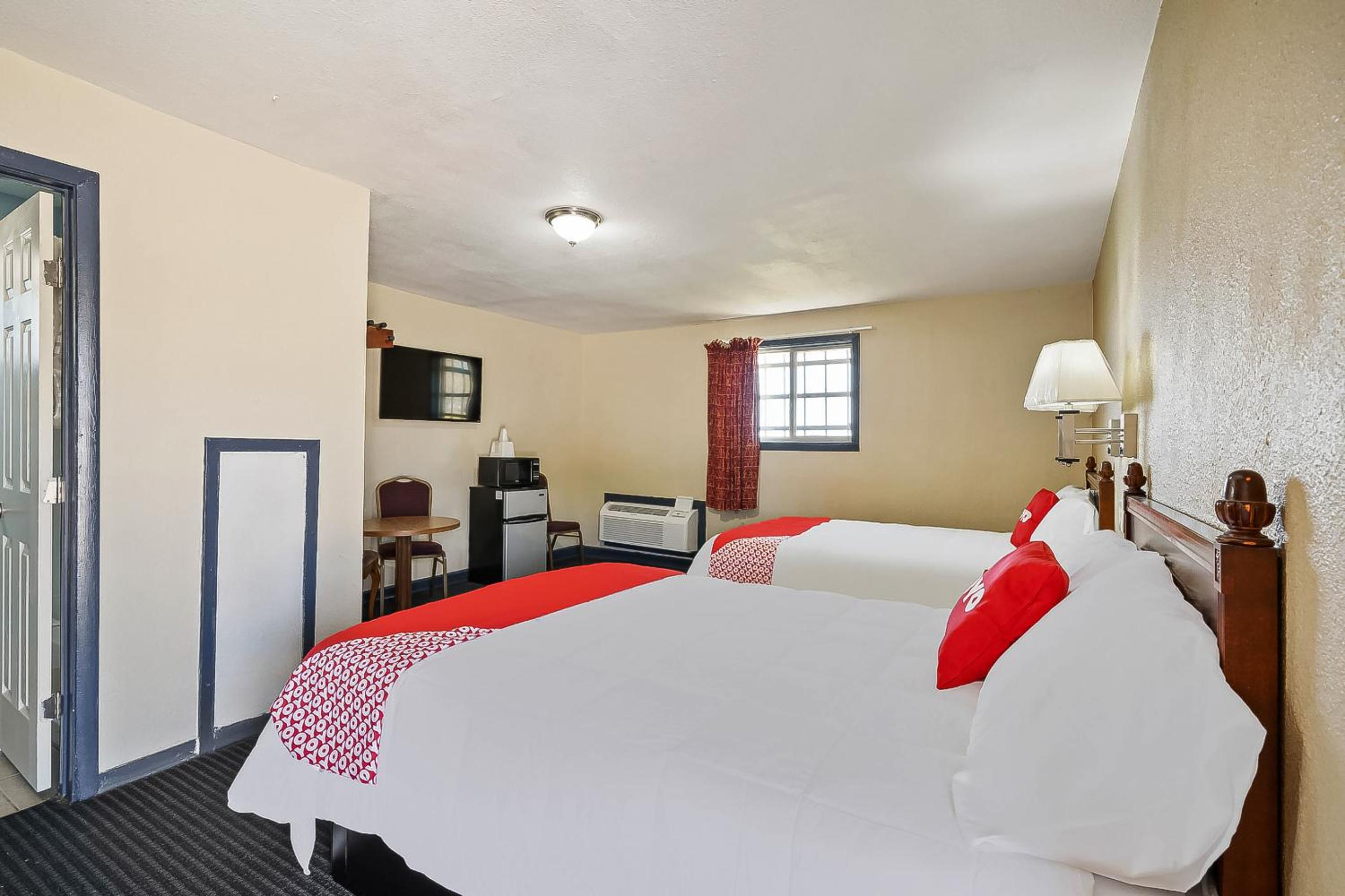 2 Queen Beds Non-Smoking - Photo 7