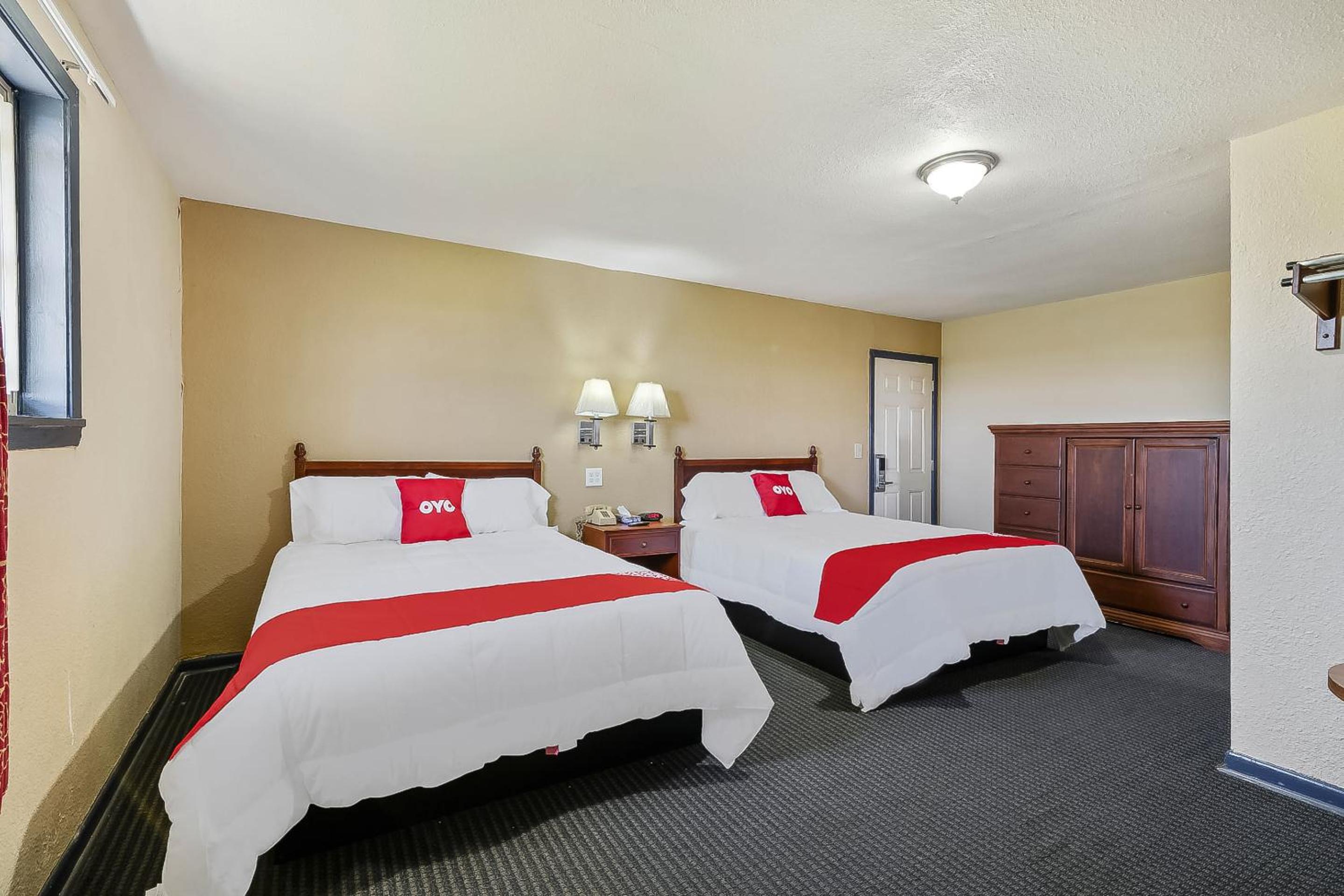 2 Queen Beds Non-Smoking - Photo 9