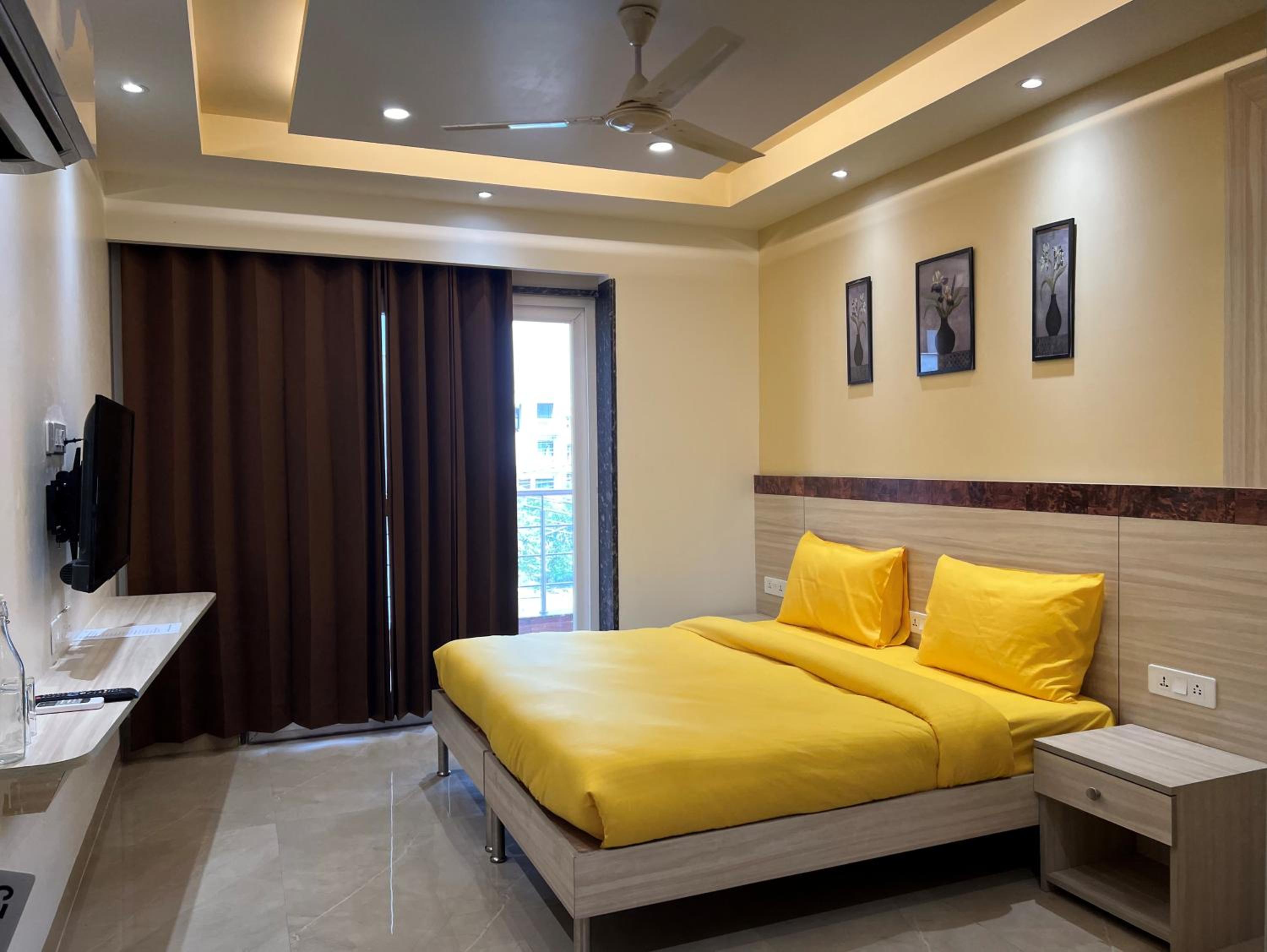 Deluxe Double Room with Balcony photo 1
