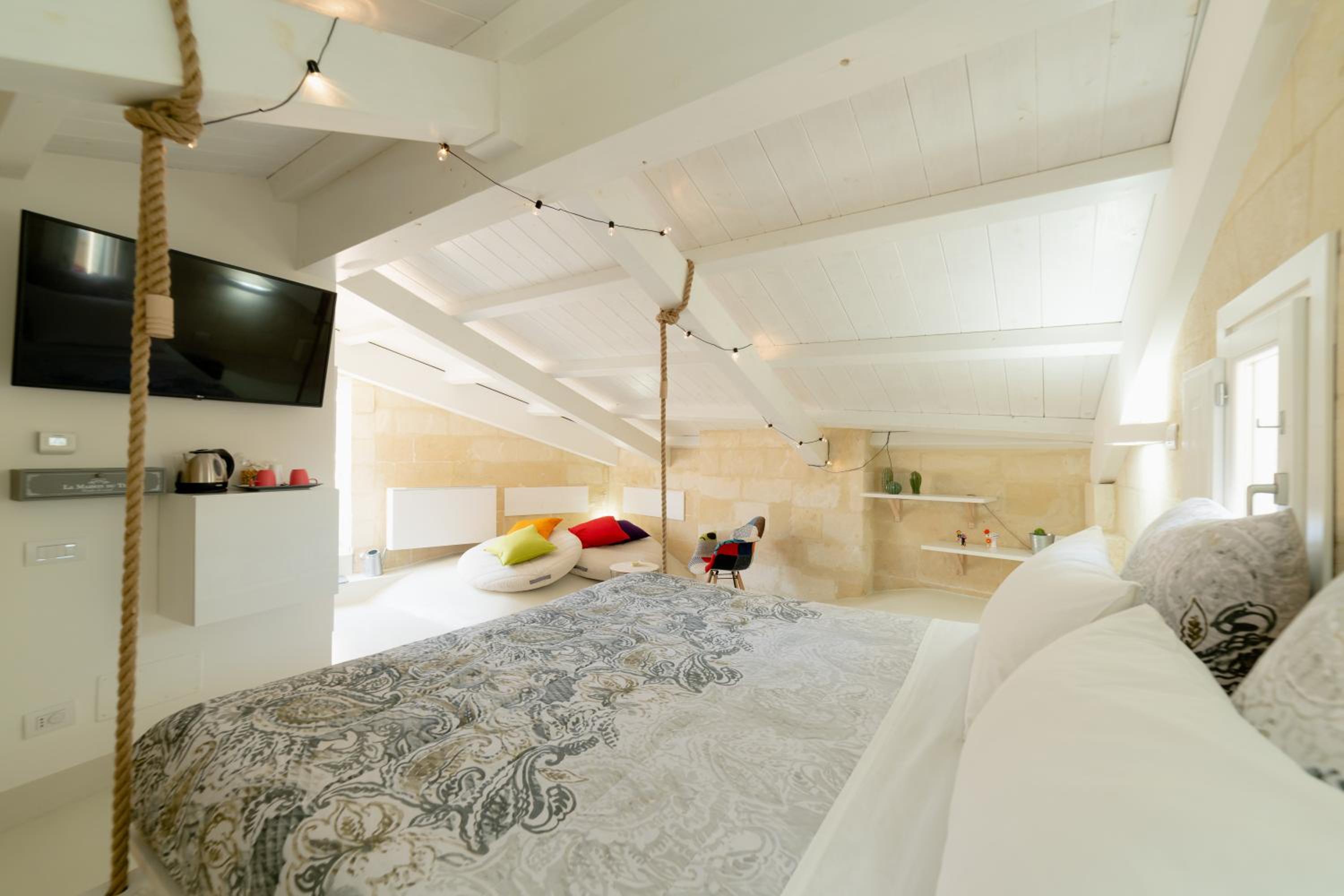 Deluxe Double Room with Balcony - Photo 12