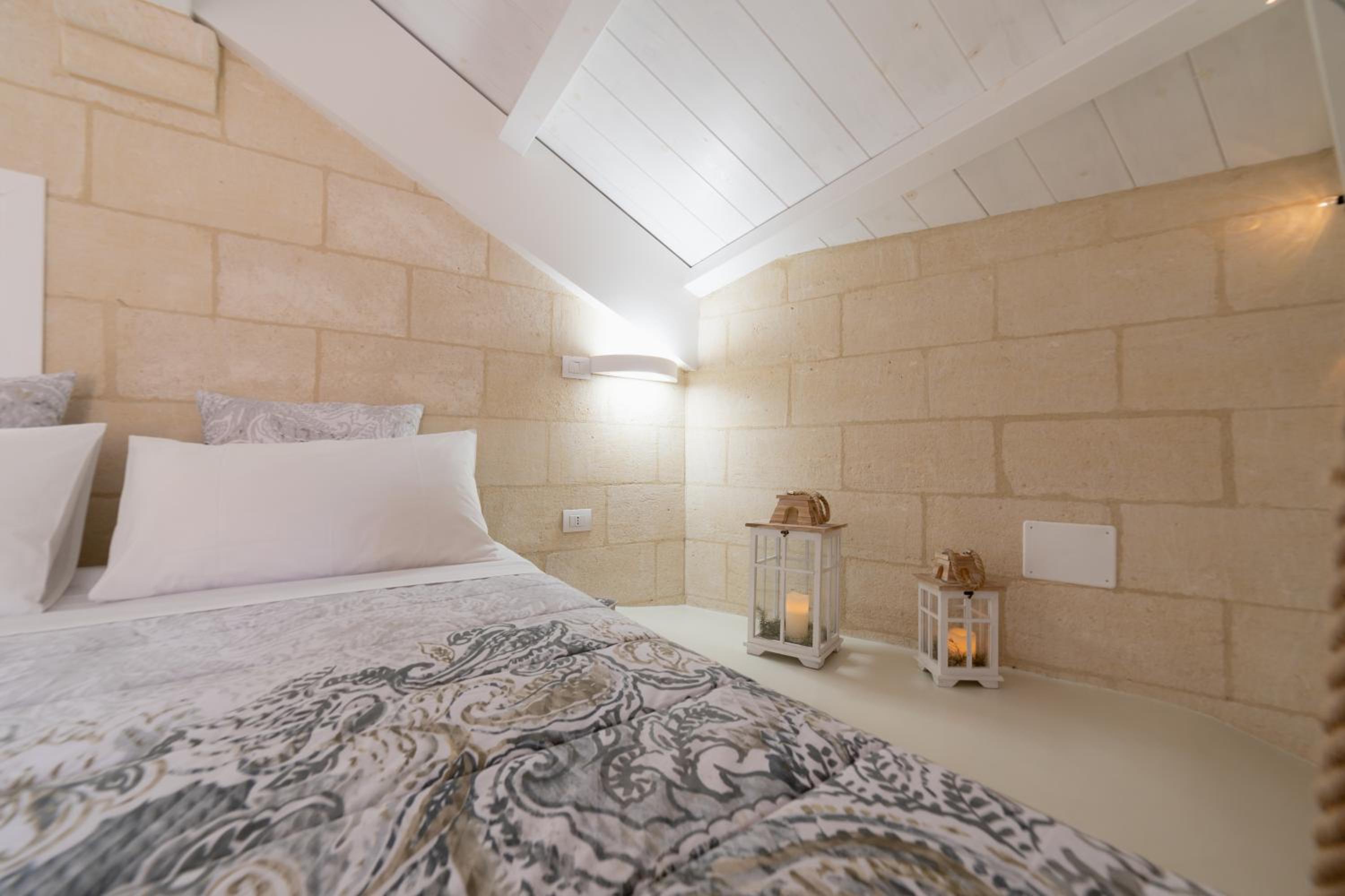 Deluxe Double Room with Balcony - Photo 14