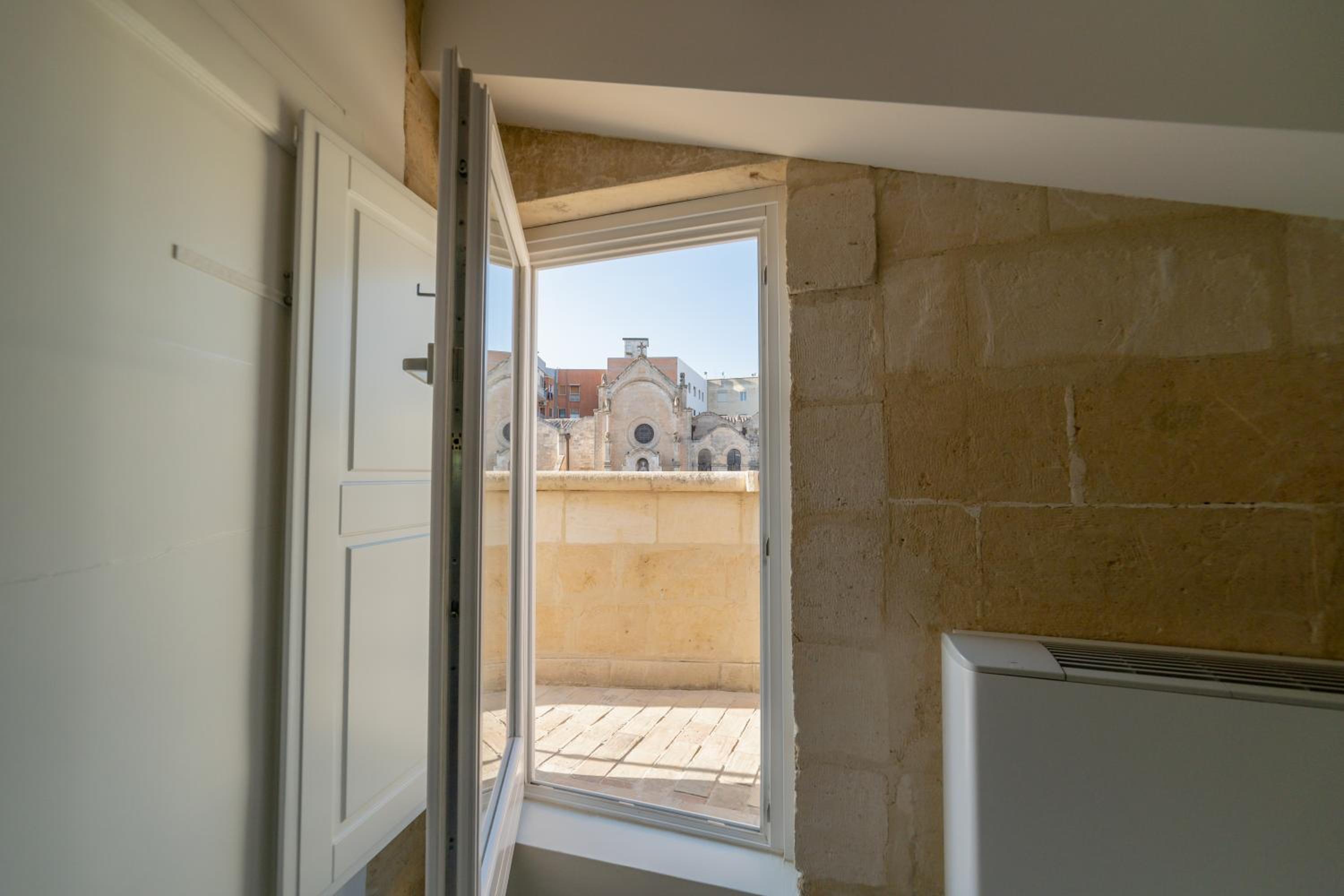 Deluxe Double Room with Balcony - Photo 6