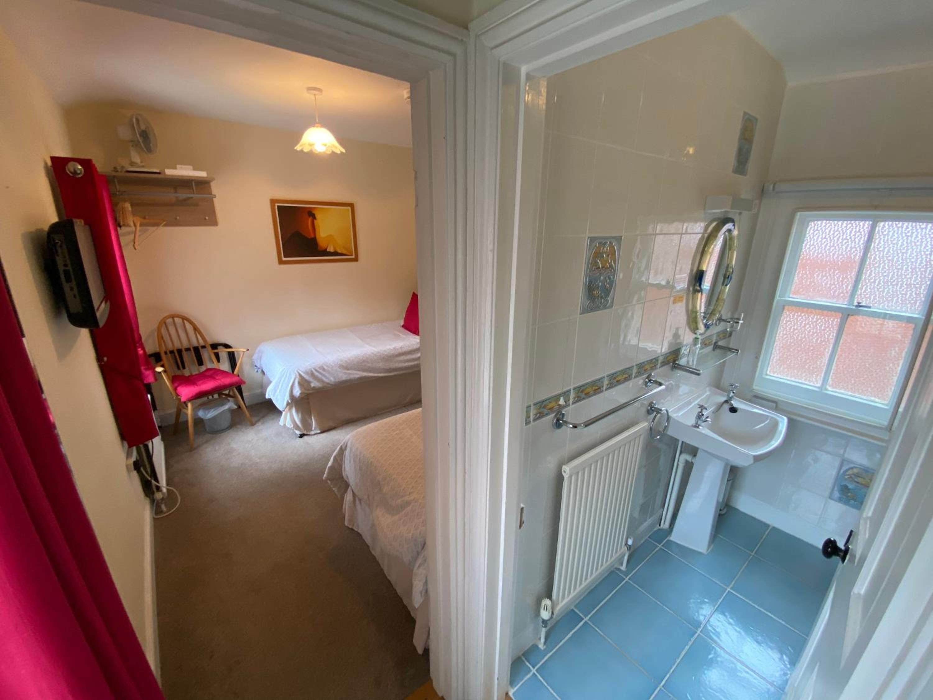 Twin Room With En Suite photo 3