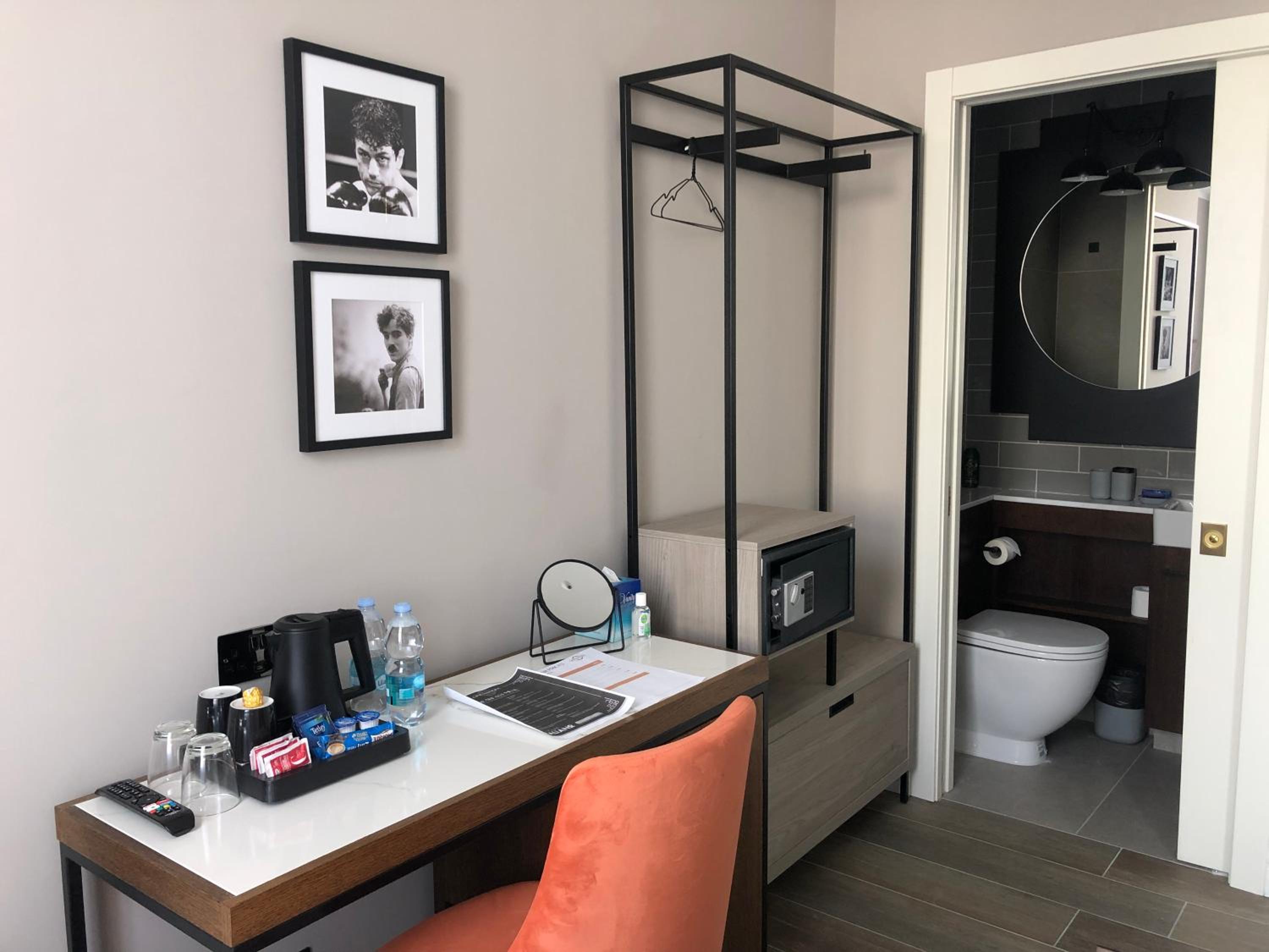 Single Room with Private Bathroom photo 2