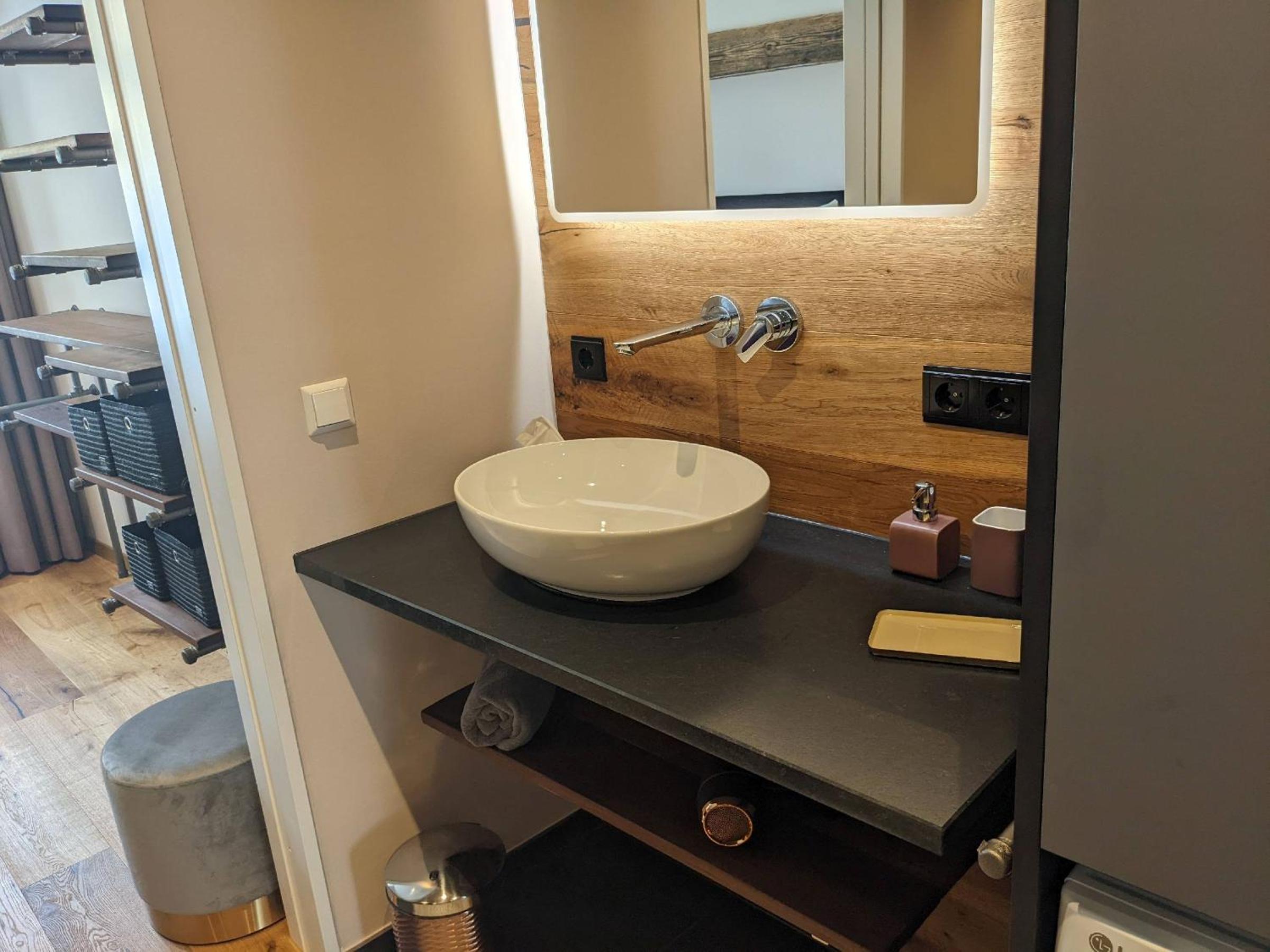 One-Bedroom Apartment with Lake View photo 3