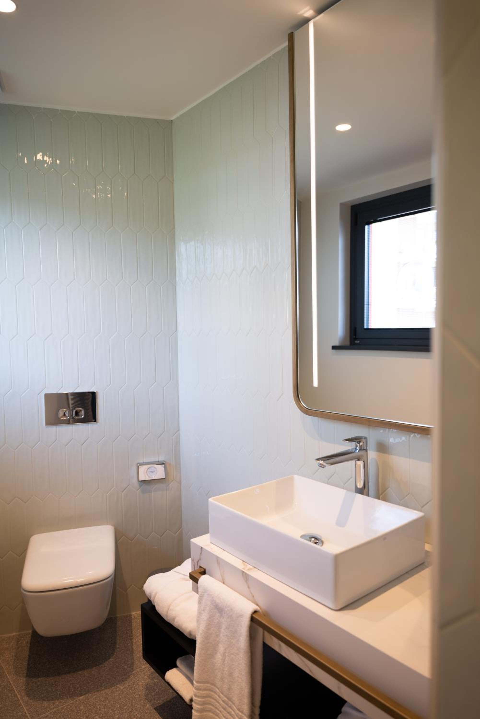 Deluxe King Room - Photo 6