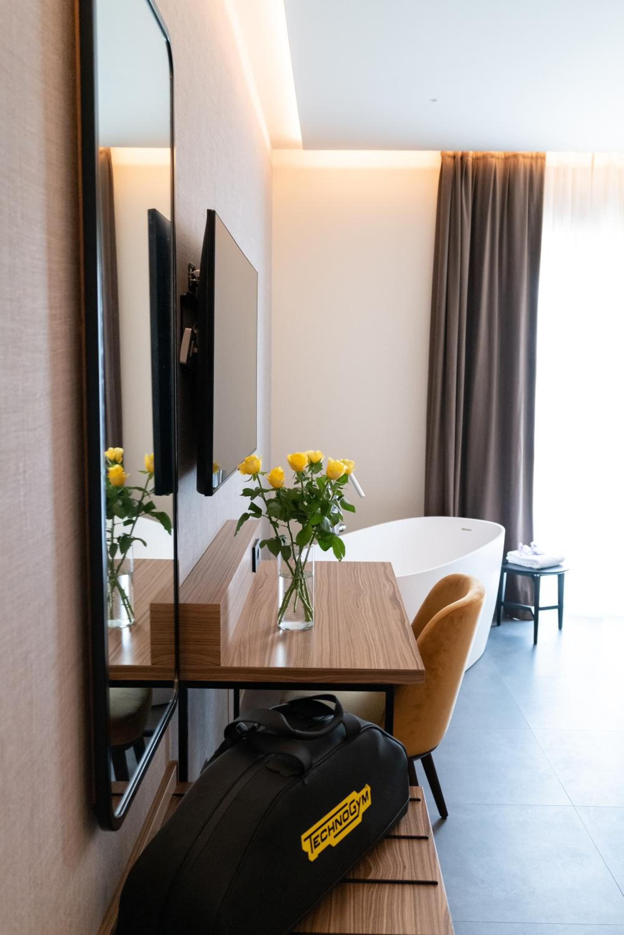 Deluxe King Room - Photo 9