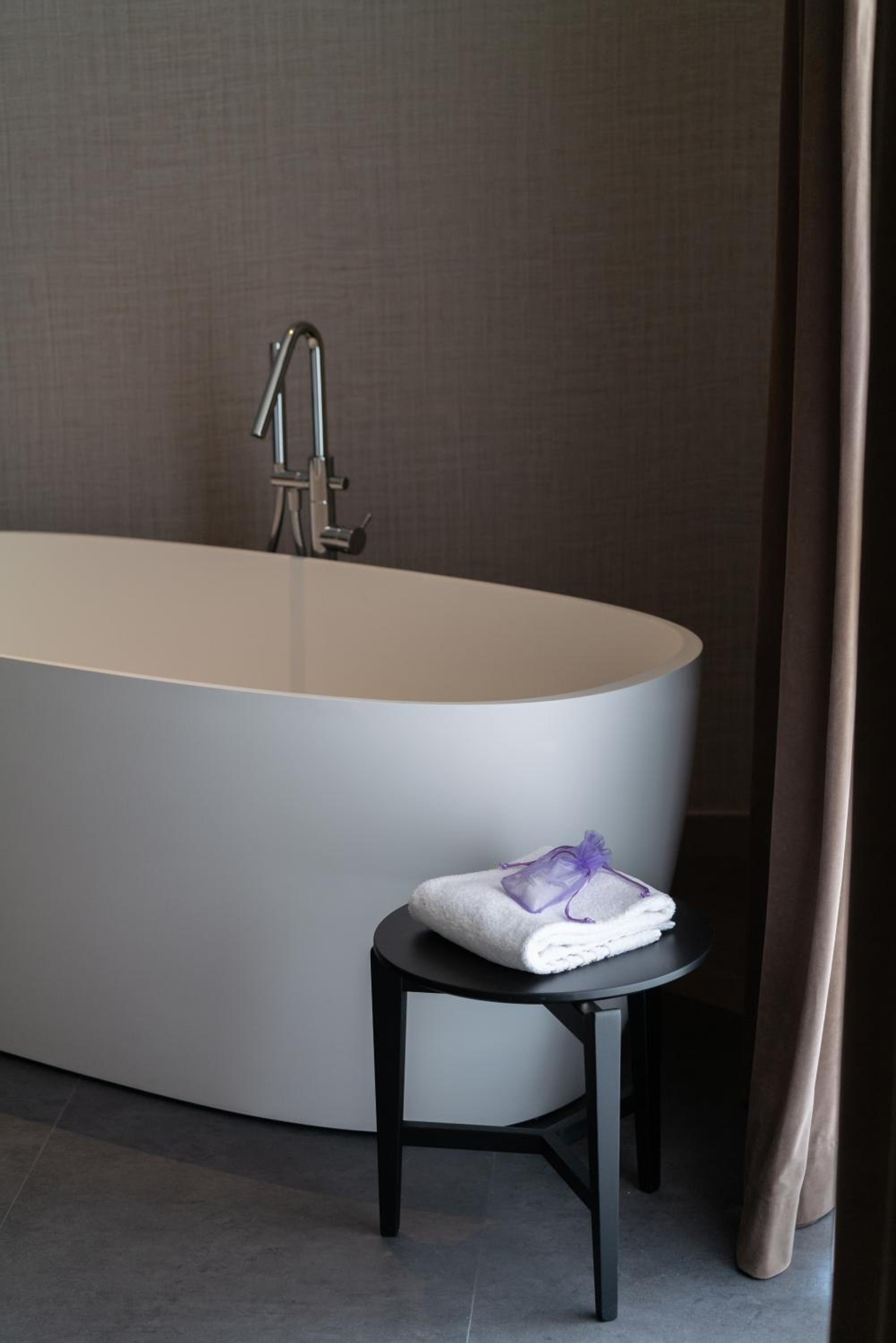 Deluxe King Room - Photo 2