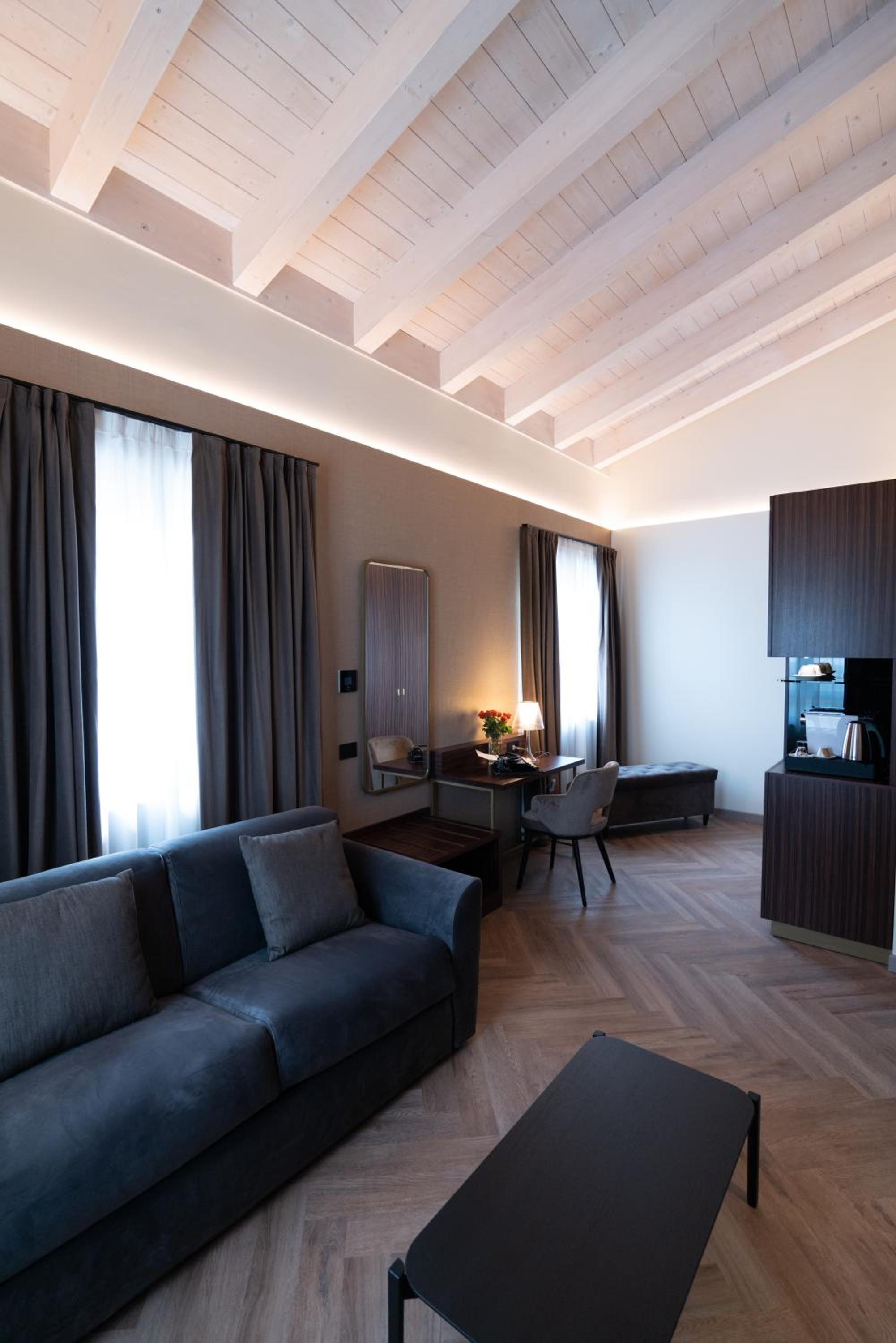 Deluxe Junior Suite - Photo 6