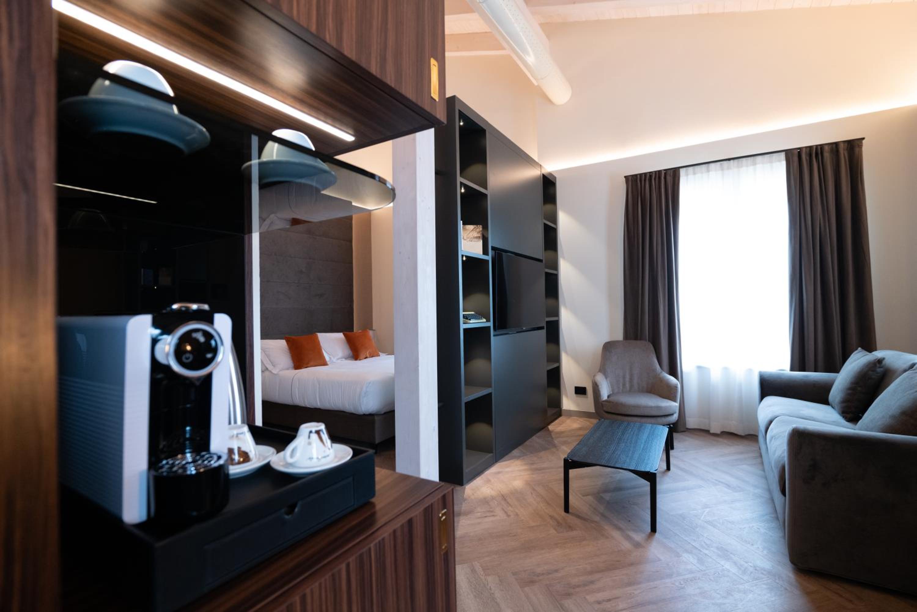 Deluxe Junior Suite - Photo 11