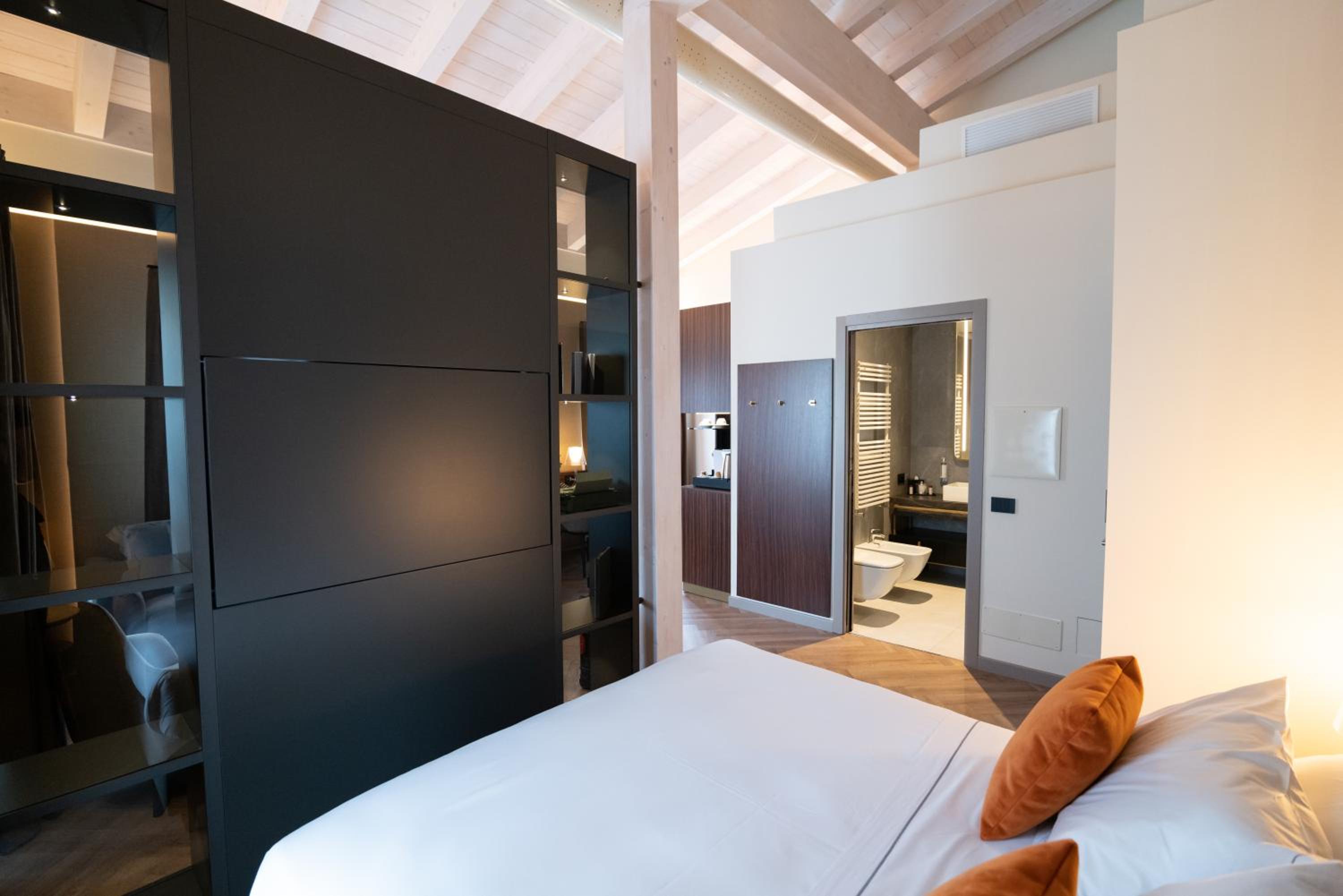 Deluxe Junior Suite - Photo 10