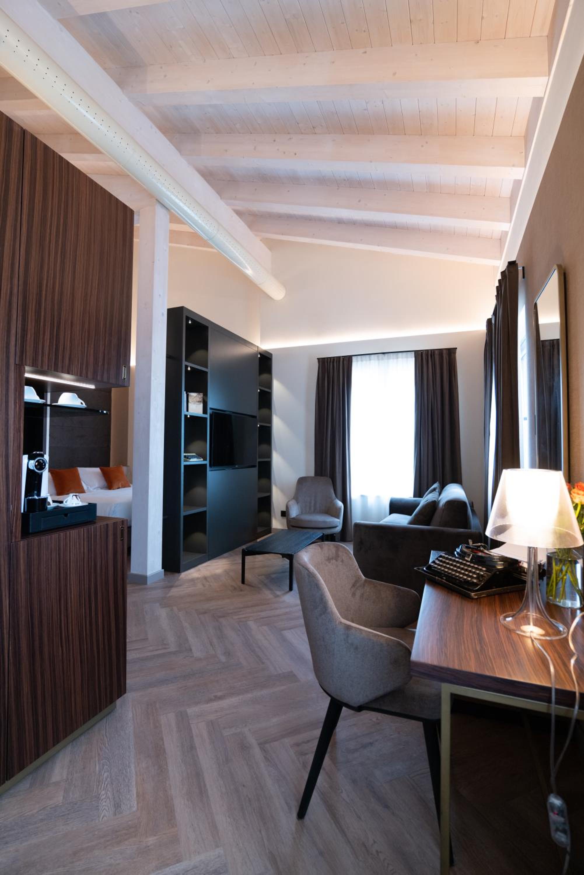 Deluxe Junior Suite - Photo 2