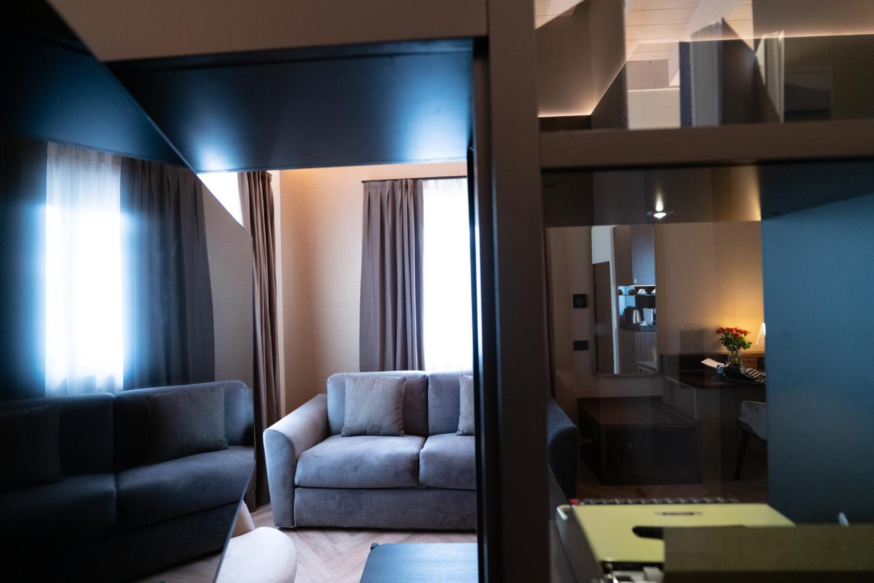 Deluxe Junior Suite - Photo 9