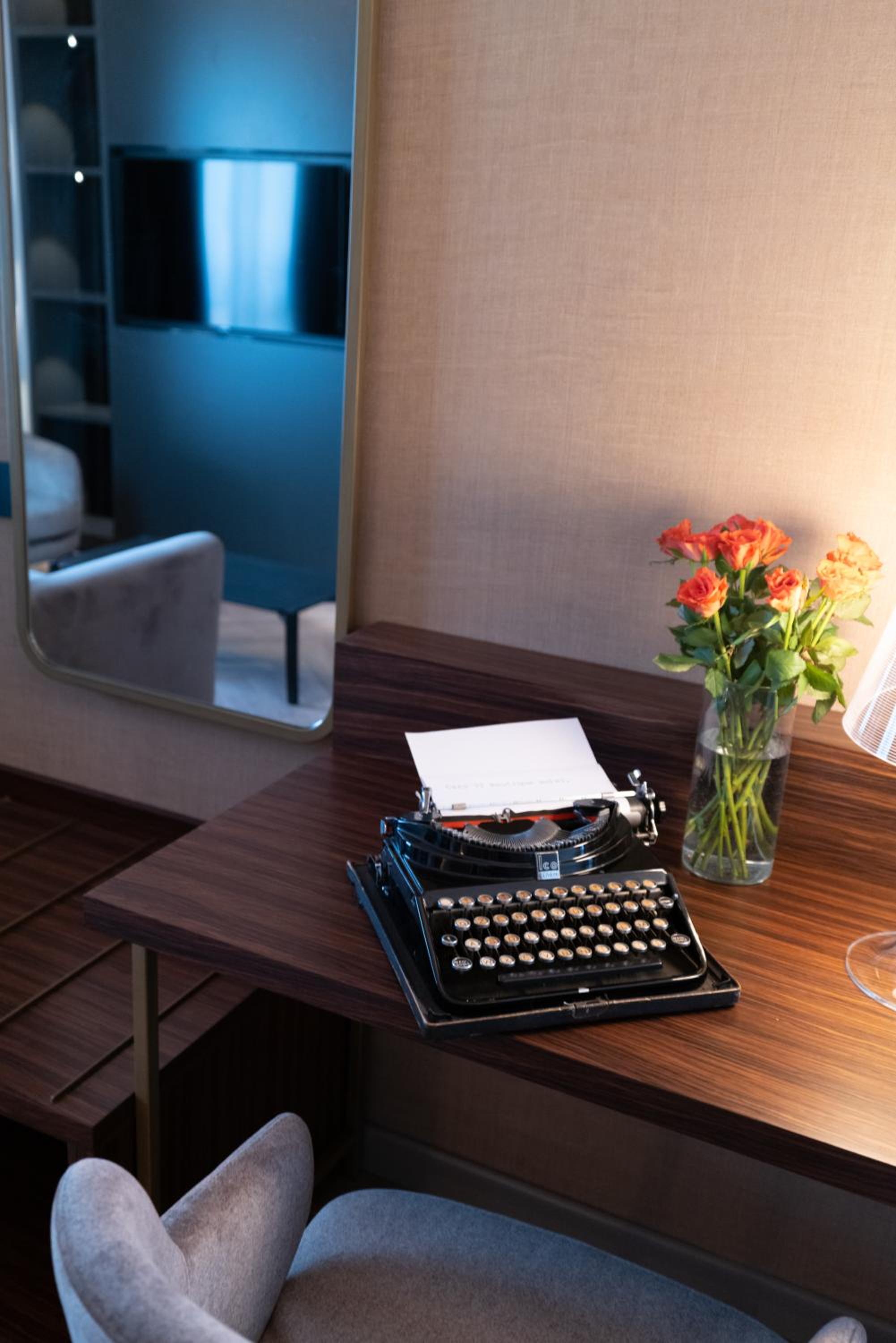 Deluxe Junior Suite - Photo 8
