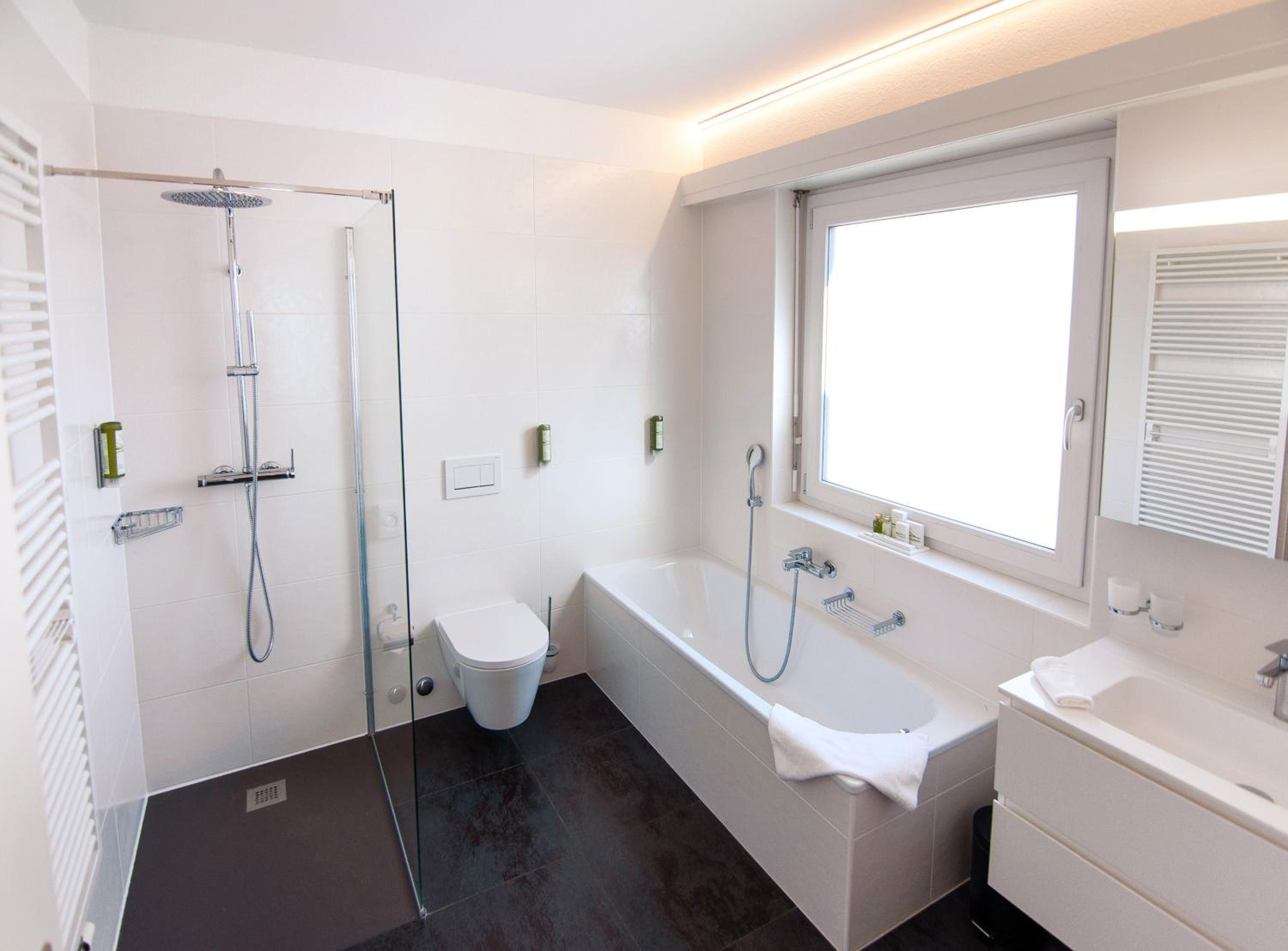 Deluxe Double Room with Balcony and Lake View - Photo 8