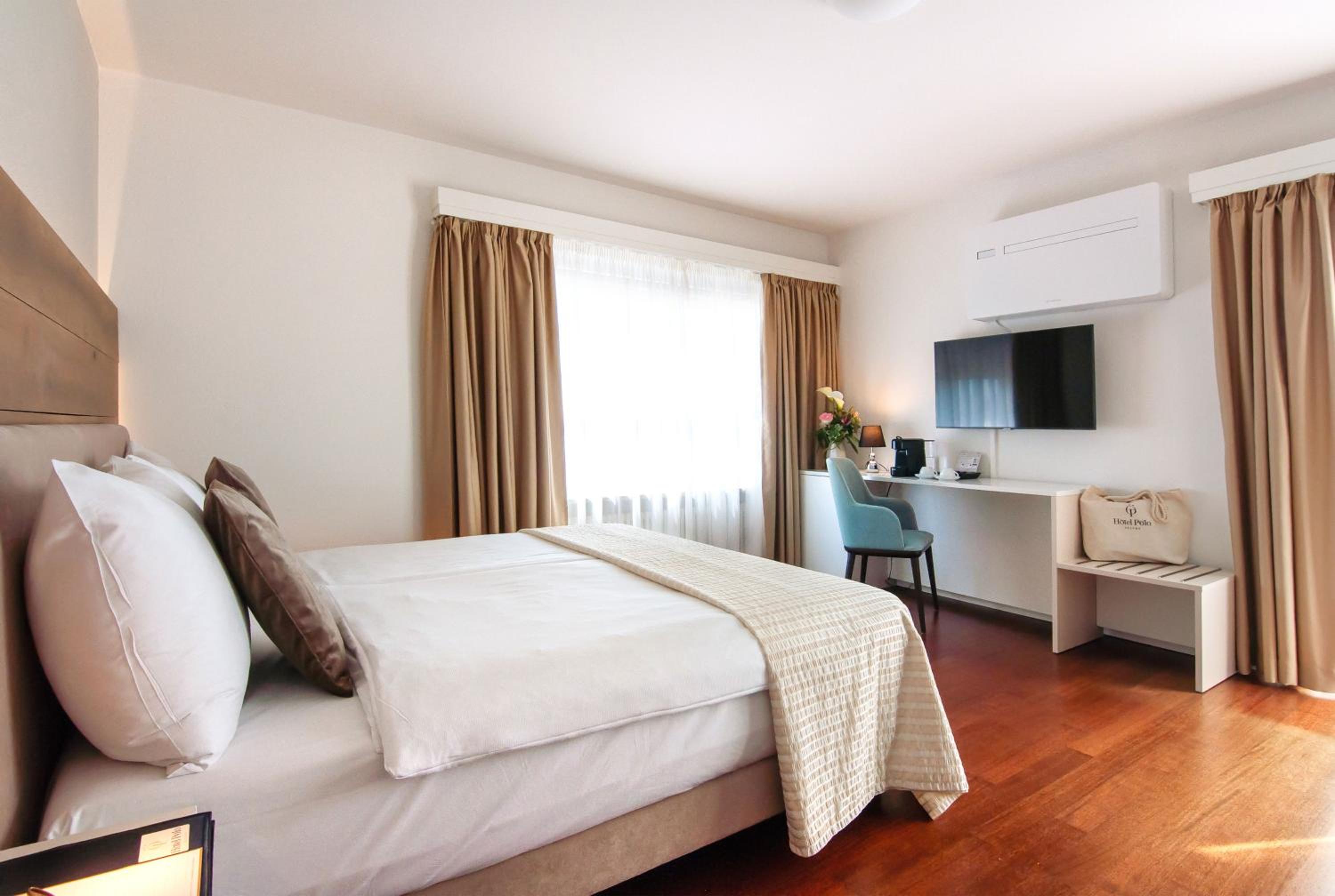 Deluxe Double Room with Balcony and Lake View - Photo 1