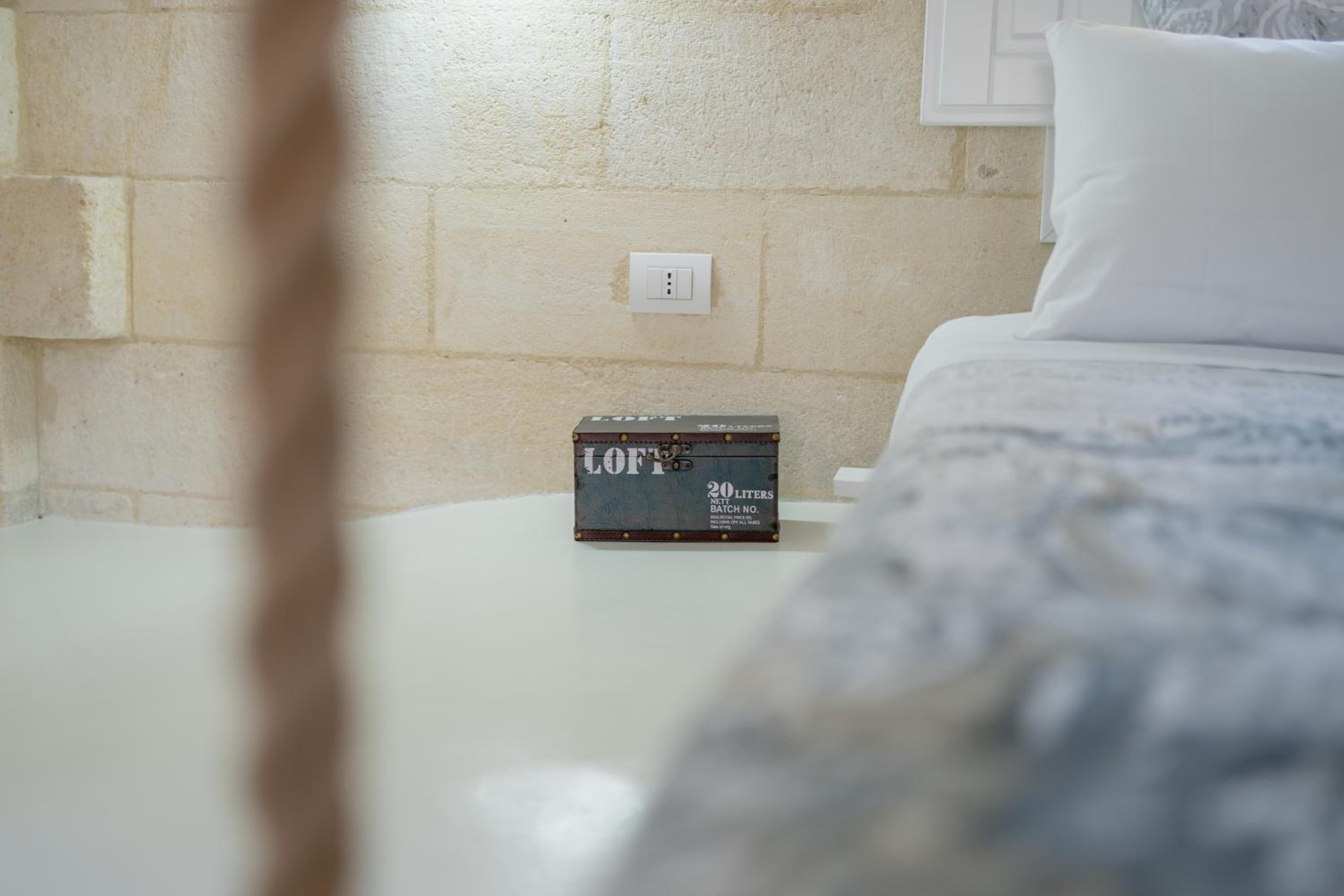Deluxe Double Room with Balcony - Photo 10