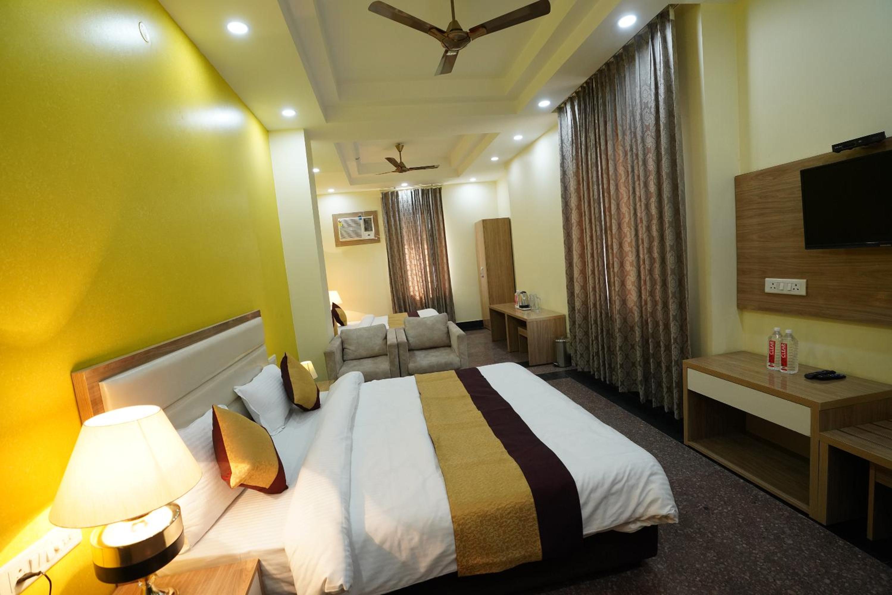 Deluxe Family Room - Photo 12